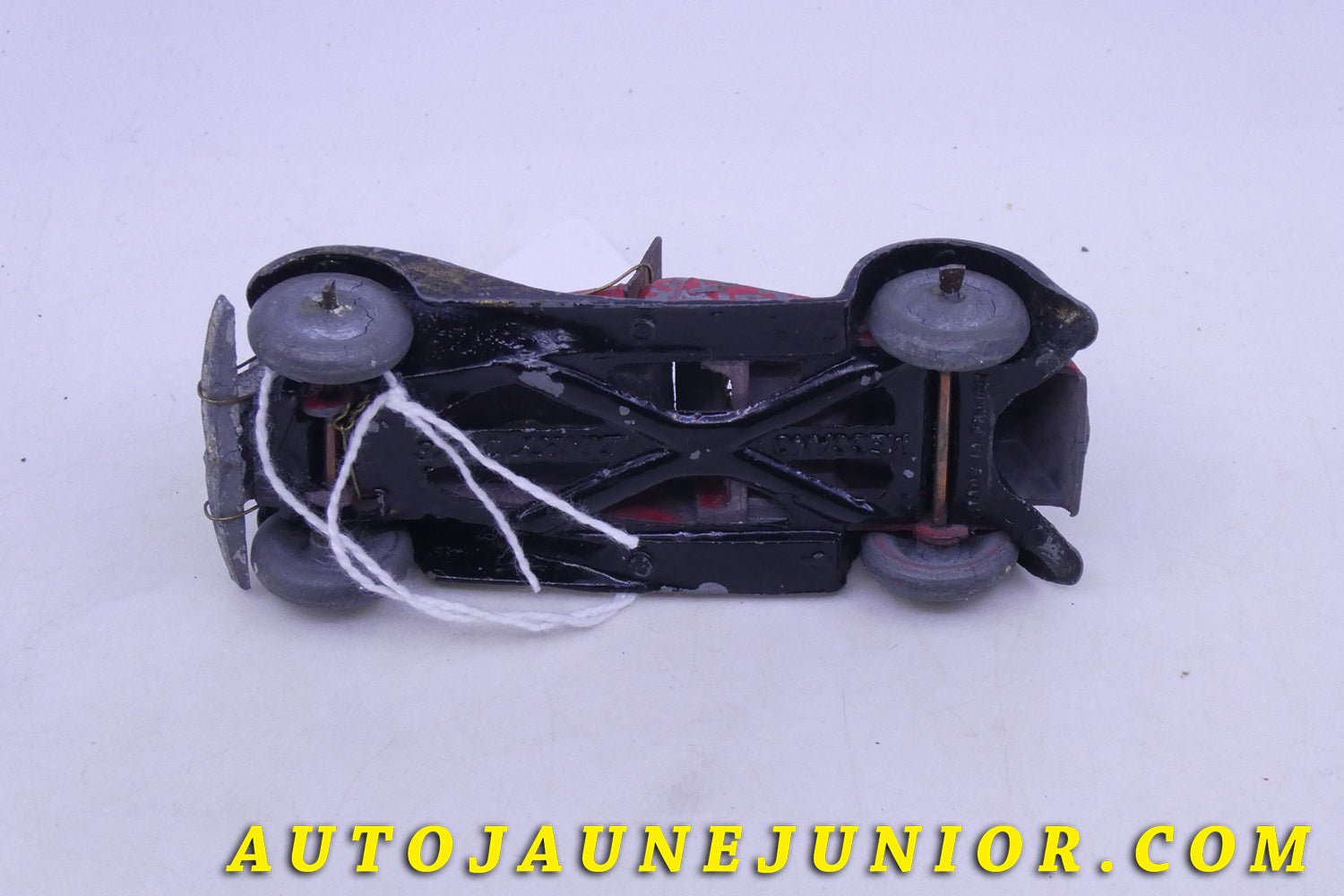 Le Dinky Toys Auto Roadster 2 places est en vente sur Auto Jaune Junior ! Découvrez nos collections de diecast Tekno, Politoys, Mebetoys, Mercury, Joal, Diapet, Märklin, TootsieToys.Vous avez le même jouet ? Profitez de notre expertise pour vous accompagner dans la vente de vos modèles ou votre collection ! Nous achetons tous lots de miniatures ! Contactez nous !