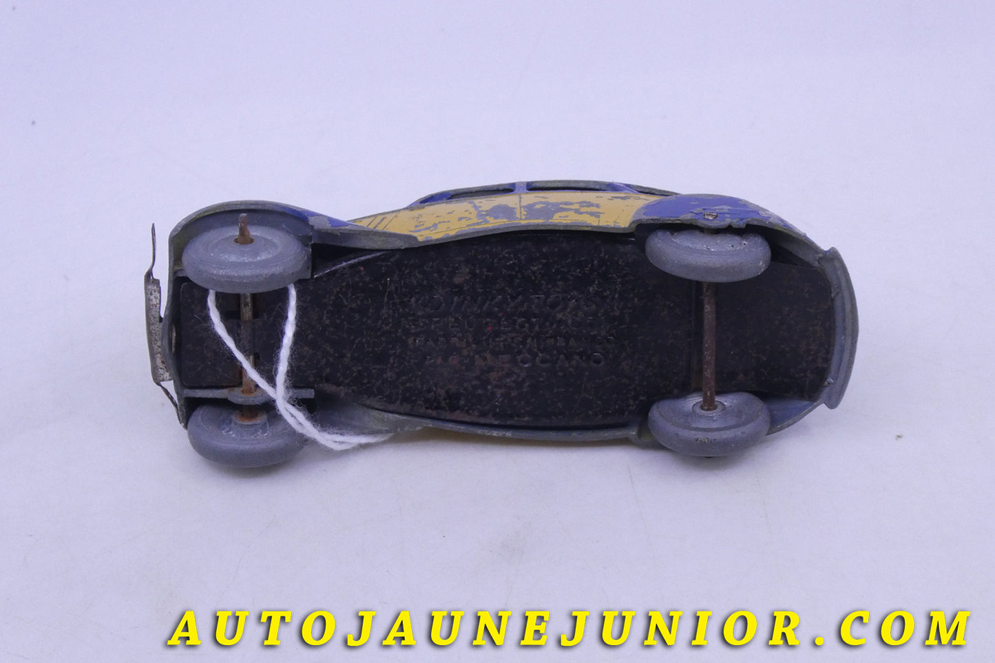 Le Dinky Toys Peugeot 402 Taxi est en vente sur Auto Jaune Junior ! Découvrez nos collections de diecast Tekno, Politoys, Mebetoys, Mercury, Joal, Diapet, Märklin, TootsieToys.AutoJaune Junior ; Vous avez le même jouet ? Profitez de notre expertise pour vous accompagner dans la vente de vos modèles ou votre collection ! Nous achetons tous lots de miniatures ! Contactez nous !
