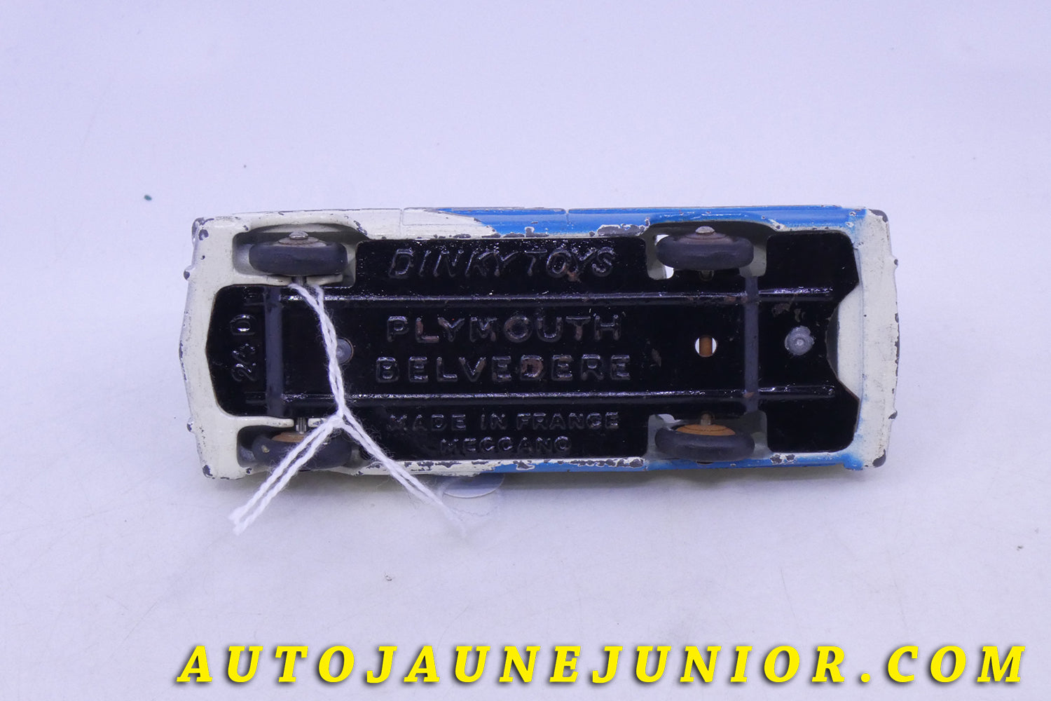 Le Dinky Toys Plymouth Belverdere (Rare variante !) est en vente sur Auto Jaune Junior ! Découvrez nos collections de diecast Tekno, Politoys, Mebetoys, Mercury, Joal, Diapet, Märklin, TootsieToys.AutoJaune Junior ; Vous avez le même jouet ? Profitez de notre expertise pour vous accompagner dans la vente de vos modèles ou votre collection ! Nous achetons tous lots de miniatures ! Contactez nous !