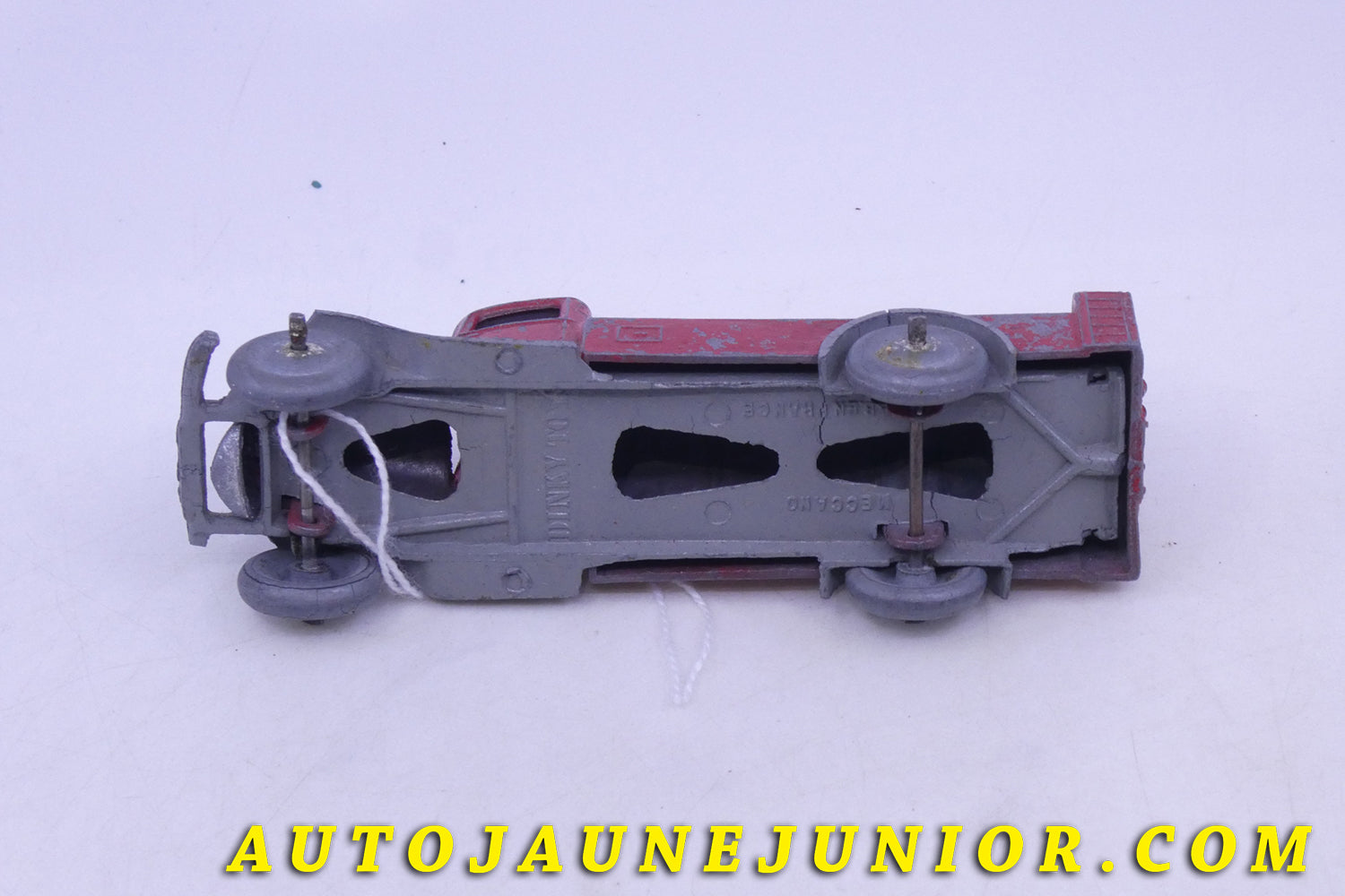 Le Dinky Toys Camion Citerne Type 2 (rare version sans décalque ! ) est en vente sur Auto Jaune Junior ! Découvrez nos collections de diecast Tekno, Politoys, Mebetoys, Mercury, Joal, Diapet, Märklin, TootsieToys.AutoJaune Junior ; Vous avez le même jouet ? Profitez de notre expertise pour vous accompagner dans la vente de vos modèles ou votre collection ! Nous achetons tous lots de miniatures ! Contactez nous !