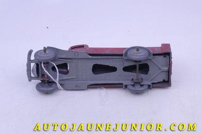 Le Dinky Toys Camion Citerne Type 2 (rare version sans décalque ! ) est en vente sur Auto Jaune Junior ! Découvrez nos collections de diecast Tekno, Politoys, Mebetoys, Mercury, Joal, Diapet, Märklin, TootsieToys.AutoJaune Junior ; Vous avez le même jouet ? Profitez de notre expertise pour vous accompagner dans la vente de vos modèles ou votre collection ! Nous achetons tous lots de miniatures ! Contactez nous !