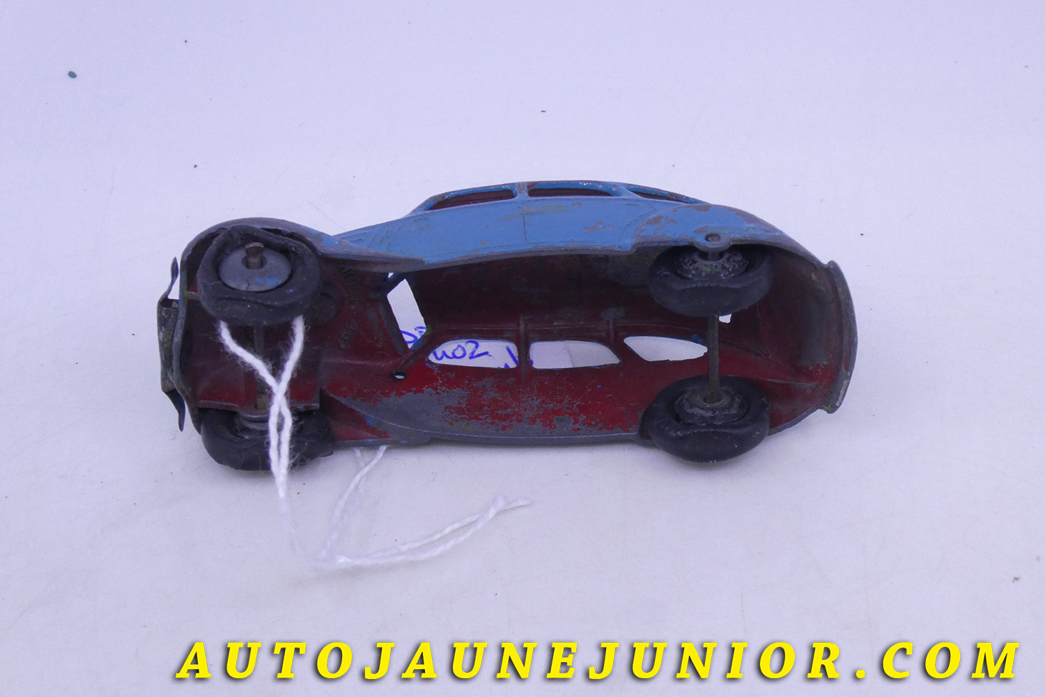 Le Dinky Toys Auto 402 Limousine - repeinte-  (avant guerre ) est en vente sur Auto Jaune Junior ! Découvrez nos collections de diecast Tekno, Politoys, Mebetoys, Mercury, Joal, Diapet, Märklin, TootsieToys.AutoJaune Junior ; Vous avez le même jouet ? Profitez de notre expertise pour vous accompagner dans la vente de vos modèles ou votre collection ! Nous achetons tous lots de miniatures ! Contactez nous !
