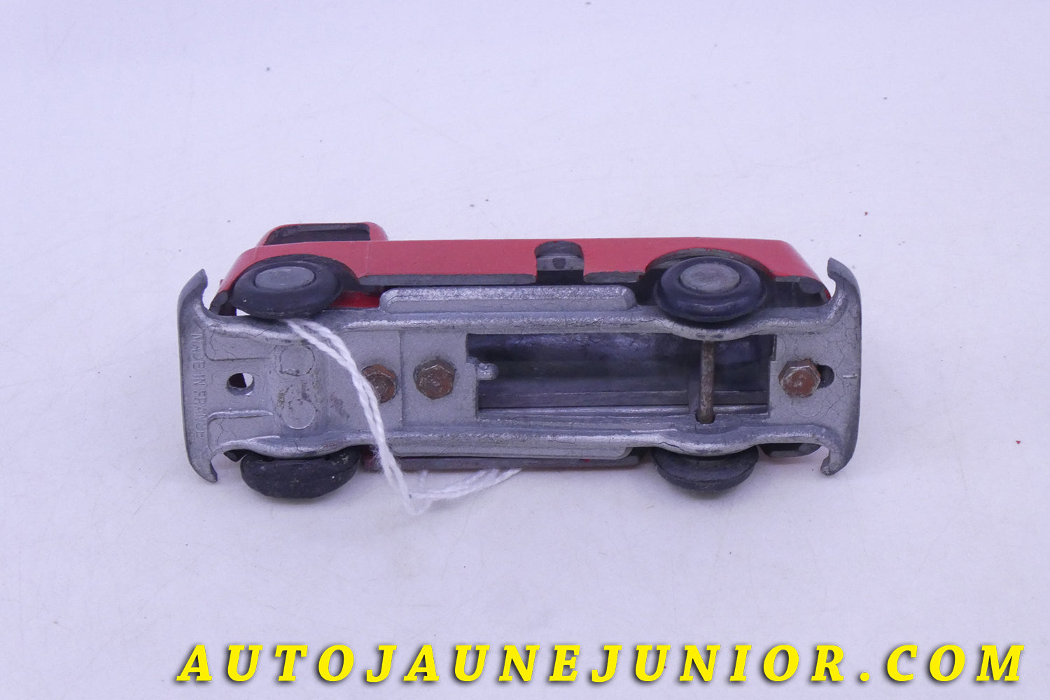 Le Solido Camion Citerne Série Baby est en vente sur Auto Jaune Junior ! Découvrez nos collections de diecast Tekno, Politoys, Mebetoys, Mercury, Joal, Diapet, Märklin, TootsieToys.AutoJaune Junior ; Vous avez le même jouet ? Profitez de notre expertise pour vous accompagner dans la vente de vos modèles ou votre collection ! Nous achetons tous lots de miniatures ! Contactez nous !