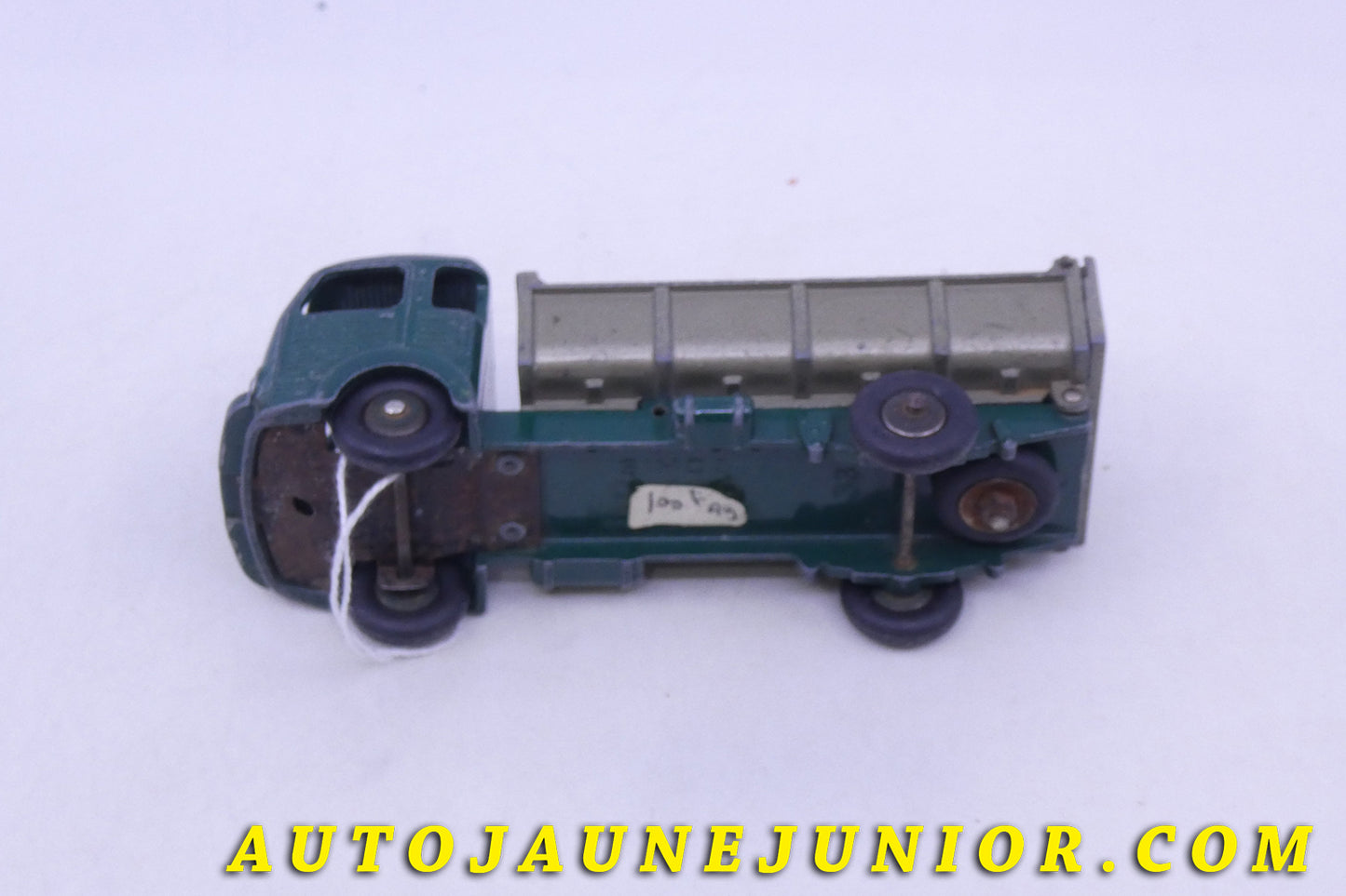 Le Dinky Toys Simca Cargo Benne basculante type 2 est en vente sur Auto Jaune Junior ! Découvrez nos collections de diecast Tekno, Politoys, Mebetoys, Mercury, Joal, Diapet, Märklin, TootsieToys.AutoJaune Junior ; Vous avez le même jouet ? Profitez de notre expertise pour vous accompagner dans la vente de vos modèles ou votre collection ! Nous achetons tous lots de miniatures ! Contactez nous !