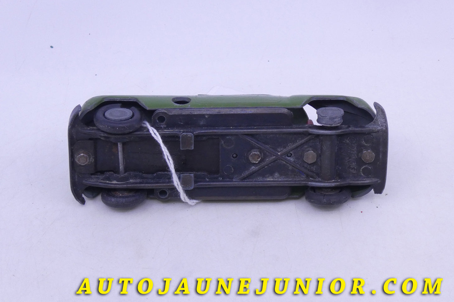 Le Solido Studebaker Champion 1948 (Repeint) est en vente sur Auto Jaune Junior ! Découvrez nos collections de diecast Tekno, Politoys, Mebetoys, Mercury, Joal, Diapet, Märklin, TootsieToys.AutoJaune Junior ; Vous avez le même jouet ? Profitez de notre expertise pour vous accompagner dans la vente de vos modèles ou votre collection ! Nous achetons tous lots de miniatures ! Contactez nous !