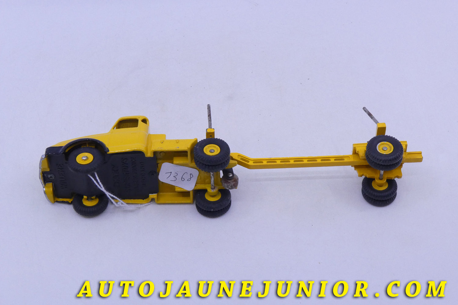 Le Dinky Toys Willeme Semi remorque fardier (Repeint)  - cabine type 2 mais remorque type 1 !  est en vente sur Auto Jaune Junior ! Découvrez nos collections de diecast Tekno, Politoys, Mebetoys, Mercury, Joal, Diapet, Märklin, TootsieToys.AutoJaune Junior ; Vous avez le même jouet ? Profitez de notre expertise pour vous accompagner dans la vente de vos modèles ou votre collection ! Nous achetons tous lots de miniatures ! Contactez nous !