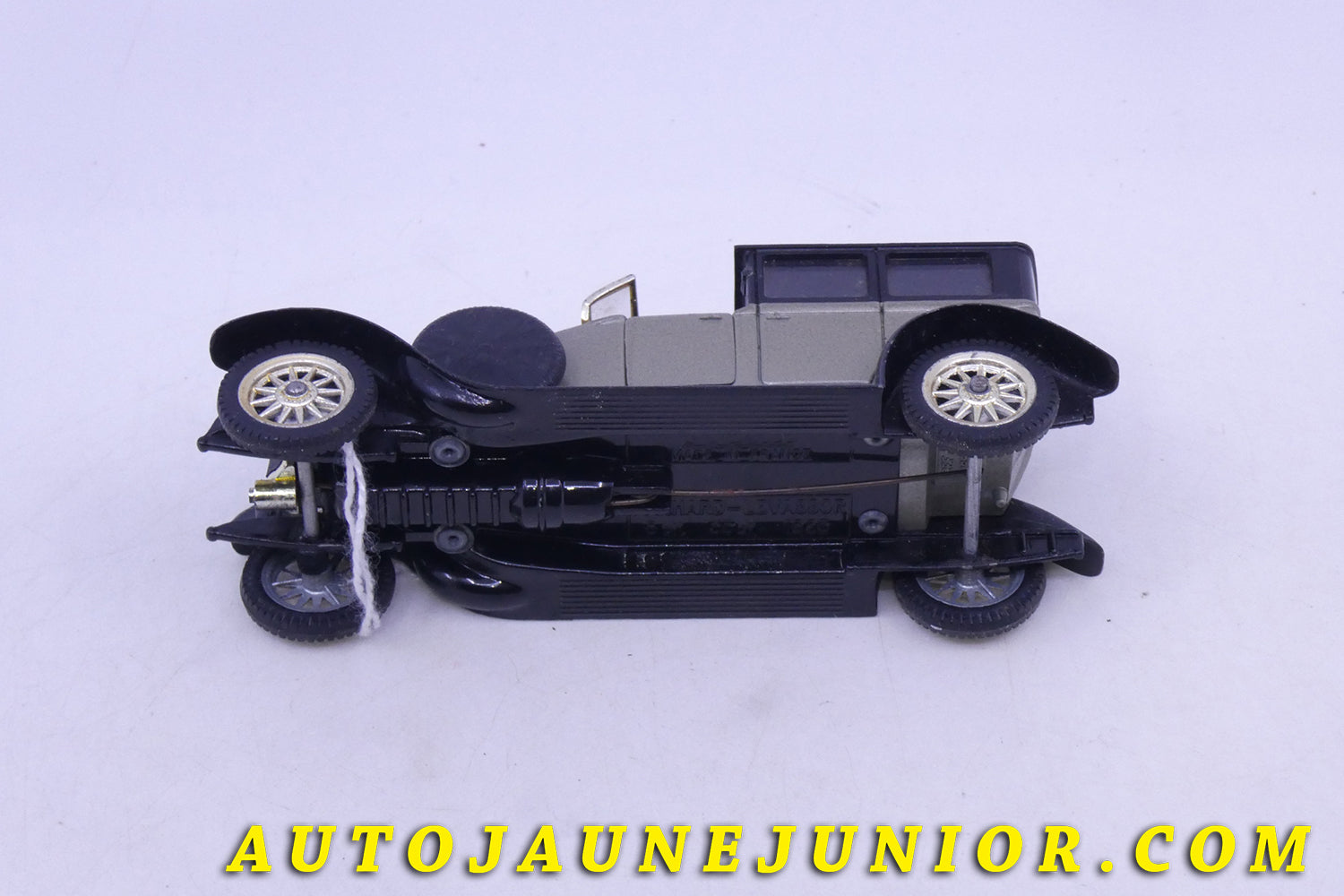 Le Solido Panhard Ledaulet 1925 est en vente sur Auto Jaune Junior ! Découvrez nos collections de diecast Tekno, Politoys, Mebetoys, Mercury, Joal, Diapet, Märklin, TootsieToys.AutoJaune Junior ; Vous avez le même jouet ? Profitez de notre expertise pour vous accompagner dans la vente de vos modèles ou votre collection ! Nous achetons tous lots de miniatures ! Contactez nous !