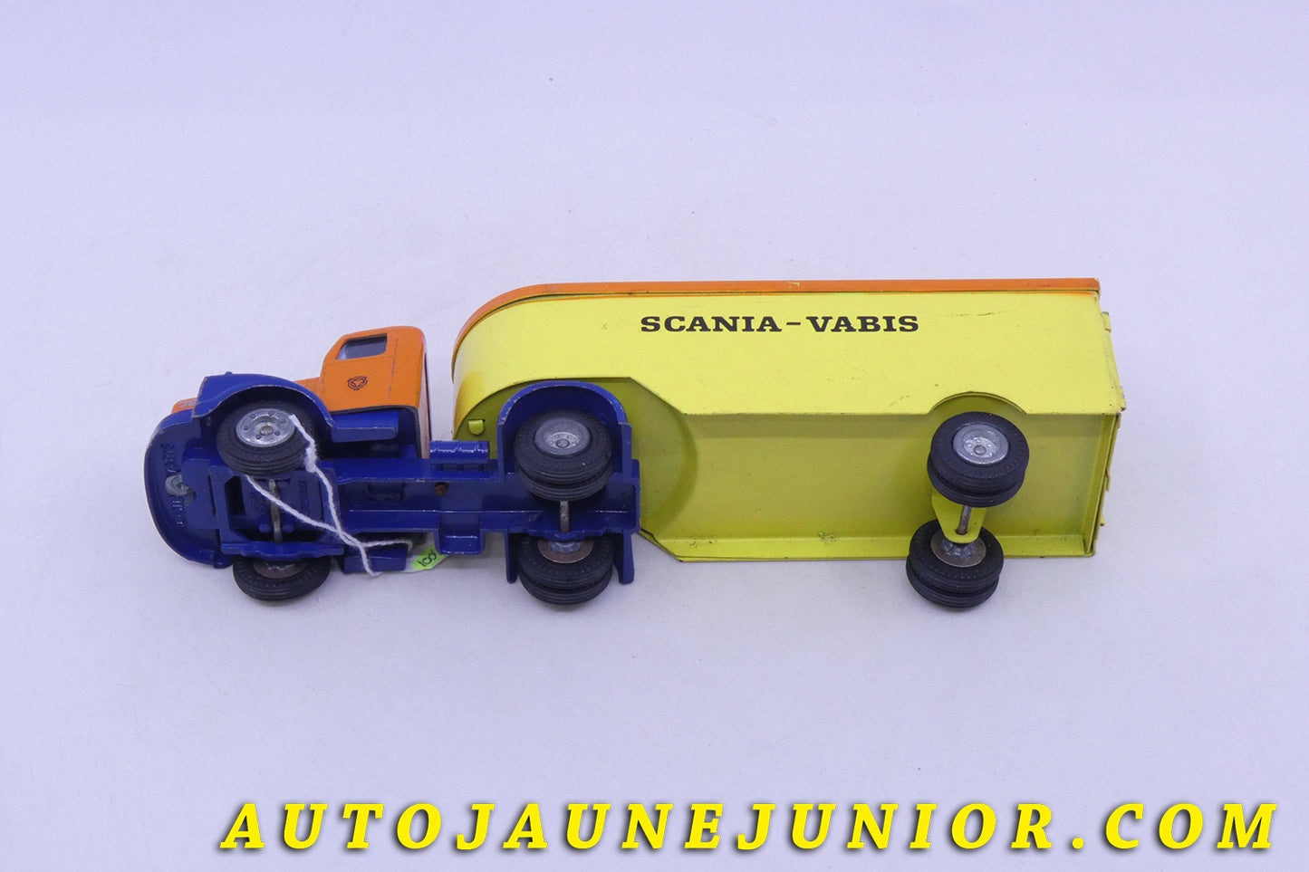 Le Tekno Scania  76 tracteur semi remorque fourgon tôlé "Scania Vabis" est en vente sur Auto Jaune Junior ! Découvrez nos collections de diecast Tekno, Politoys, Mebetoys, Mercury, Joal, Diapet, Märklin, TootsieToys.AutoJaune Junior ; Vous avez le même jouet ? Profitez de notre expertise pour vous accompagner dans la vente de vos modèles ou votre collection ! Nous achetons tous lots de miniatures ! Contactez nous !