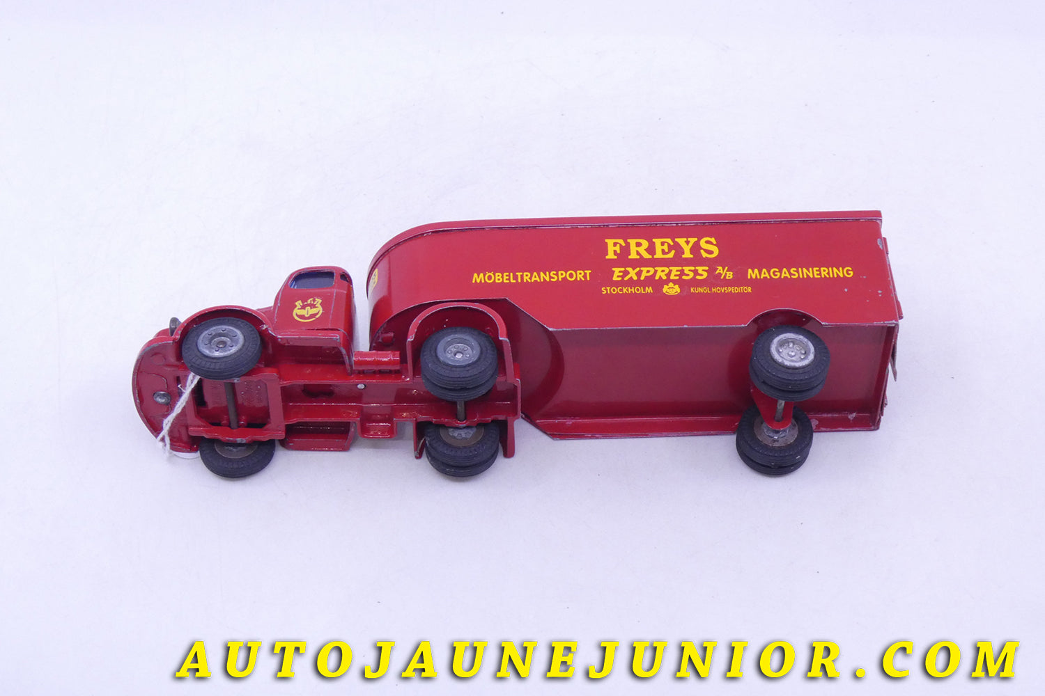 Le Tekno Volvo Volvo : N88 tracteur semi fourgon FREYS (restauré !) est en vente sur Auto Jaune Junior ! Découvrez nos collections de diecast Tekno, Politoys, Mebetoys, Mercury, Joal, Diapet, Märklin, TootsieToys.AutoJaune Junior ; Vous avez le même jouet ? Profitez de notre expertise pour vous accompagner dans la vente de vos modèles ou votre collection ! Nous achetons tous lots de miniatures ! Contactez nous !