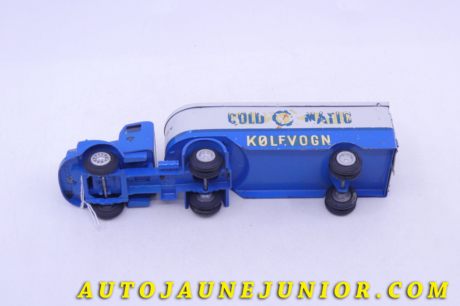 Le Tekno Scania 75 tracteur semi remorque fourgon Cold O Matic est en vente sur Auto Jaune Junior ! Découvrez nos collections de diecast Tekno, Politoys, Mebetoys, Mercury, Joal, Diapet, Märklin, TootsieToys.AutoJaune Junior ; Vous avez le même jouet ? Profitez de notre expertise pour vous accompagner dans la vente de vos modèles ou votre collection ! Nous achetons tous lots de miniatures ! Contactez nous !