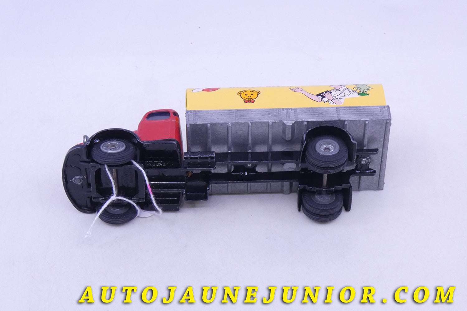 Le Tekno Volvo N88 Titan ridelles bâché 'Allers" (Restauré) est en vente sur Auto Jaune Junior ! Découvrez nos collections de diecast Tekno, Politoys, Mebetoys, Mercury, Joal, Diapet, Märklin, TootsieToys.AutoJaune Junior ; Vous avez le même jouet ? Profitez de notre expertise pour vous accompagner dans la vente de vos modèles ou votre collection ! Nous achetons tous lots de miniatures ! Contactez nous !