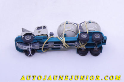 Le Tekno Scania 76 avec citernes à ciment"Interconsult" est en vente sur Auto Jaune Junior ! Découvrez nos collections de diecast Tekno, Politoys, Mebetoys, Mercury, Joal, Diapet, Märklin, TootsieToys.AutoJaune Junior ; Vous avez le même jouet ? Profitez de notre expertise pour vous accompagner dans la vente de vos modèles ou votre collection ! Nous achetons tous lots de miniatures ! Contactez nous !