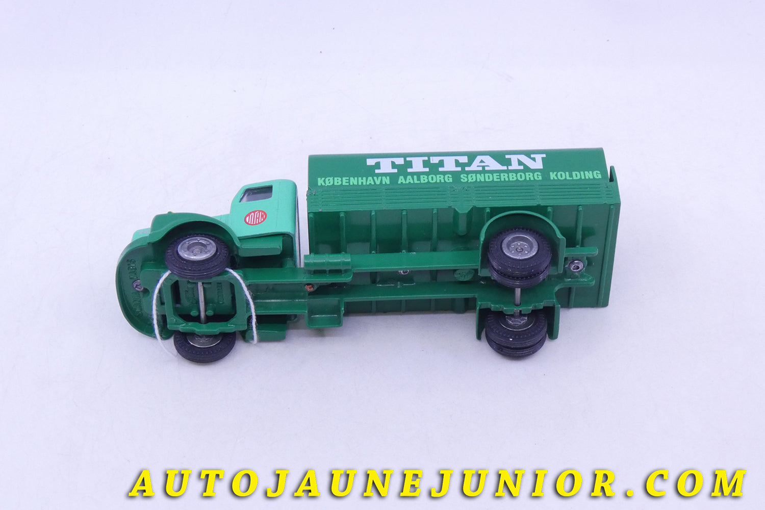 Le Tekno Scania 76 porteur ridelles bâché Titan  est en vente sur Auto Jaune Junior ! Découvrez nos collections de diecast Tekno, Politoys, Mebetoys, Mercury, Joal, Diapet, Märklin, TootsieToys.AutoJaune Junior ; Vous avez le même jouet ? Profitez de notre expertise pour vous accompagner dans la vente de vos modèles ou votre collection ! Nous achetons tous lots de miniatures ! Contactez nous !