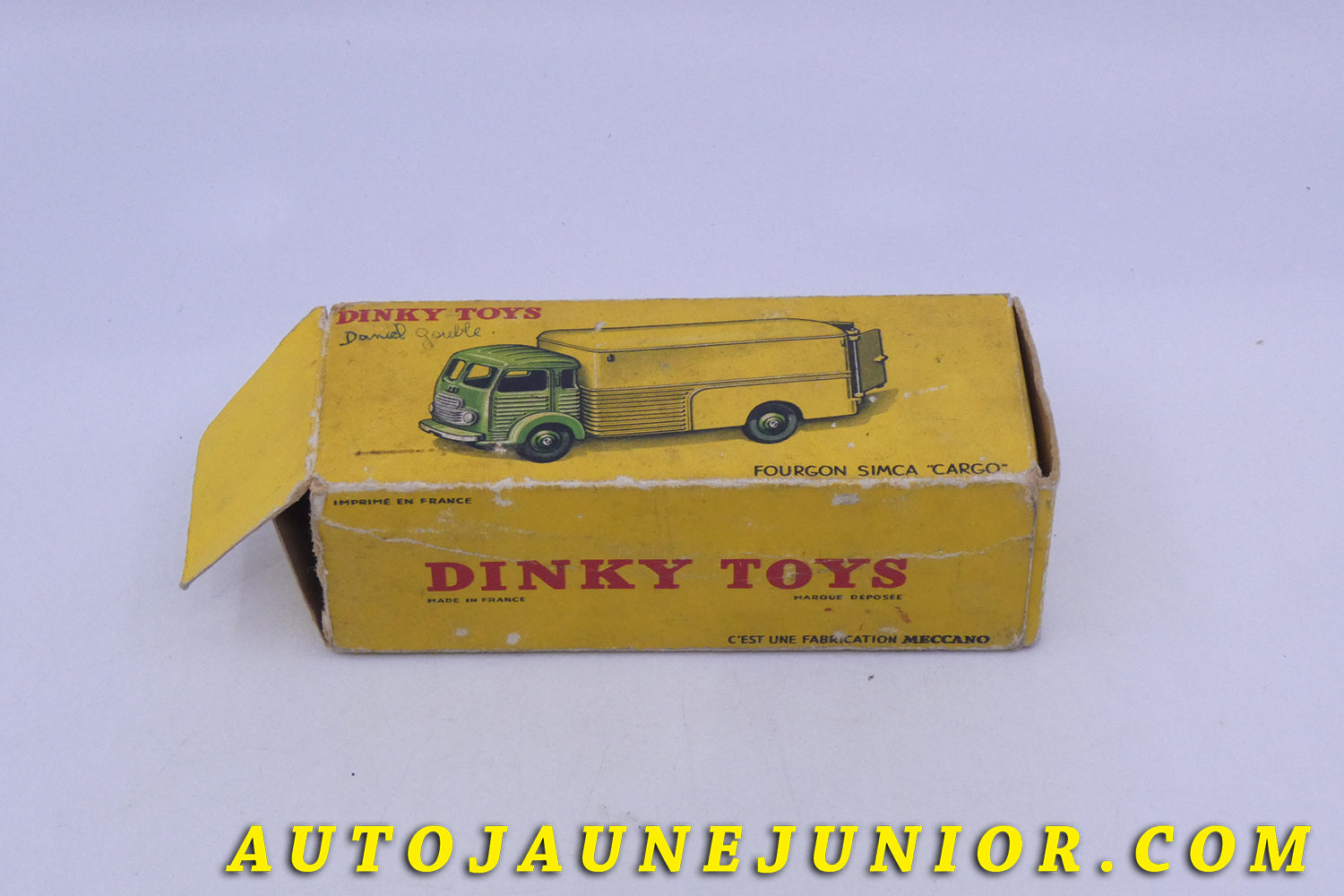 Le Dinky Toys Simca Fourgon Cargo est en vente sur Auto Jaune Junior ! Découvrez nos collections de diecast Tekno, Politoys, Mebetoys, Mercury, Joal, Diapet, Märklin, TootsieToys.AutoJaune Junior ; Vous avez le même jouet ? Profitez de notre expertise pour vous accompagner dans la vente de vos modèles ou votre collection ! Nous achetons tous lots de miniatures ! Contactez nous !