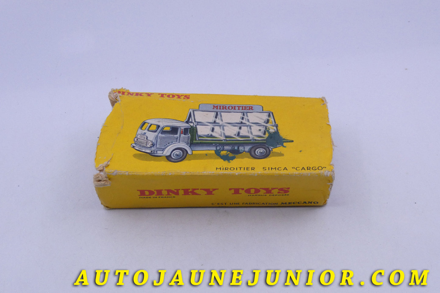 Le Dinky Toys Simca Cargo miroitier Saint Gobain est en vente sur Auto Jaune Junior ! Découvrez nos collections de diecast Tekno, Politoys, Mebetoys, Mercury, Joal, Diapet, Märklin, TootsieToys.AutoJaune Junior ; Vous avez le même jouet ? Profitez de notre expertise pour vous accompagner dans la vente de vos modèles ou votre collection ! Nous achetons tous lots de miniatures ! Contactez nous !