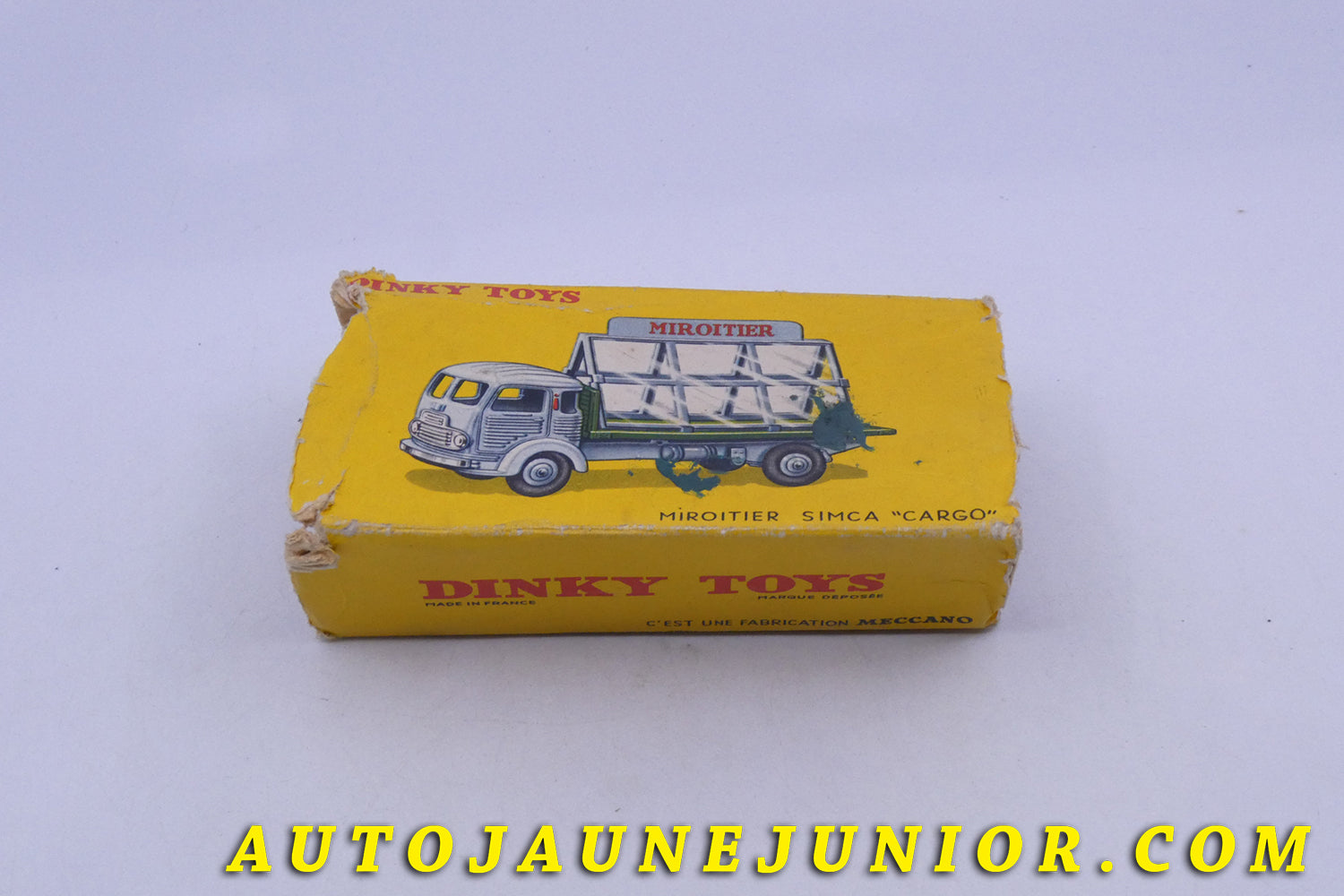 Le Dinky Toys Simca Cargo miroitier Saint Gobain est en vente sur Auto Jaune Junior ! Découvrez nos collections de diecast Tekno, Politoys, Mebetoys, Mercury, Joal, Diapet, Märklin, TootsieToys.AutoJaune Junior ; Vous avez le même jouet ? Profitez de notre expertise pour vous accompagner dans la vente de vos modèles ou votre collection ! Nous achetons tous lots de miniatures ! Contactez nous !