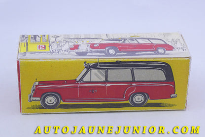 Le Tekno Mercedes 220 Break Ambulance A9 -Boite "Repro"  est en vente sur Auto Jaune Junior ! Découvrez nos collections de diecast Tekno, Politoys, Mebetoys, Mercury, Joal, Diapet, Märklin, TootsieToys.AutoJaune Junior ; Vous avez le même jouet ? Profitez de notre expertise pour vous accompagner dans la vente de vos modèles ou votre collection ! Nous achetons tous lots de miniatures ! Contactez nous !