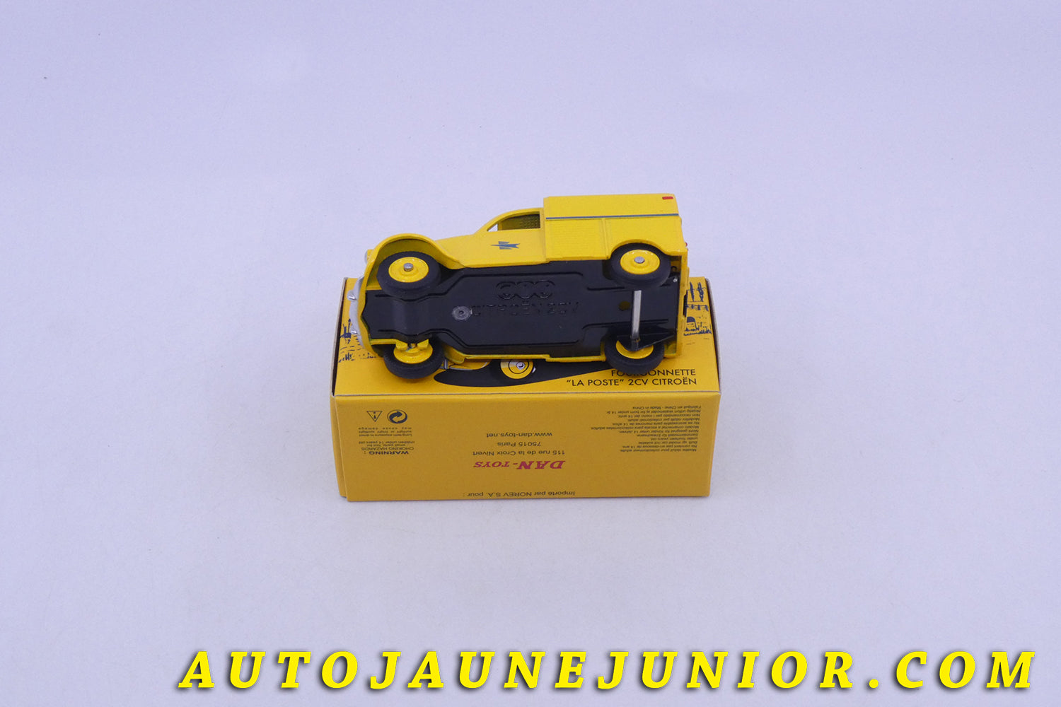 Le Dan Toys Citroën Fourgonnette 2Cv Laposte est en vente sur Auto Jaune Junior ! Découvrez nos collections de diecast Tekno, Politoys, Mebetoys, Mercury, Joal, Diapet, Märklin, TootsieToys.AutoJaune Junior ; Vous avez le même jouet ? Profitez de notre expertise pour vous accompagner dans la vente de vos modèles ou votre collection ! Nous achetons tous lots de miniatures ! Contactez nous !