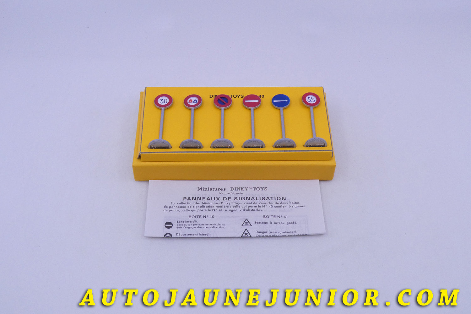 Le Atlas Coffret Panneaux Signalisation Ville est en vente sur Auto Jaune Junior ! Découvrez nos collections de diecast Tekno, Politoys, Mebetoys, Mercury, Joal, Diapet, Märklin, TootsieToys.AutoJaune Junior ; Vous avez le même jouet ? Profitez de notre expertise pour vous accompagner dans la vente de vos modèles ou votre collection ! Nous achetons tous lots de miniatures ! Contactez nous !