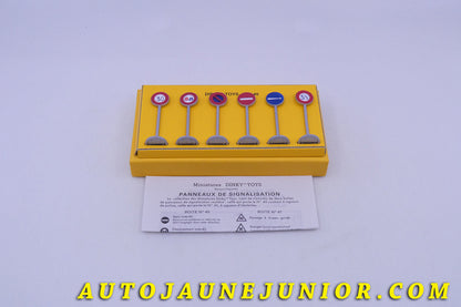 Le Atlas Coffret Panneaux Signalisation Ville est en vente sur Auto Jaune Junior ! Découvrez nos collections de diecast Tekno, Politoys, Mebetoys, Mercury, Joal, Diapet, Märklin, TootsieToys.AutoJaune Junior ; Vous avez le même jouet ? Profitez de notre expertise pour vous accompagner dans la vente de vos modèles ou votre collection ! Nous achetons tous lots de miniatures ! Contactez nous !