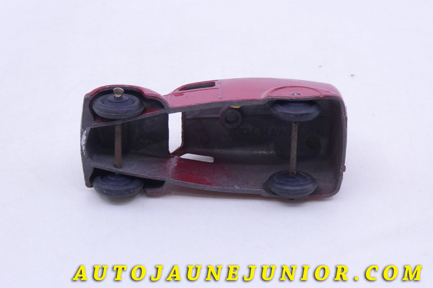 Le Dinky Toys Auto Camionette tôlée est en vente sur Auto Jaune Junior ! Découvrez nos collections de diecast Tekno, Politoys, Mebetoys, Mercury, Joal, Diapet, Märklin, TootsieToys.Vous avez le même jouet ? Profitez de notre expertise pour vous accompagner dans la vente de vos modèles ou votre collection ! Nous achetons tous lots de miniatures ! Contactez nous !