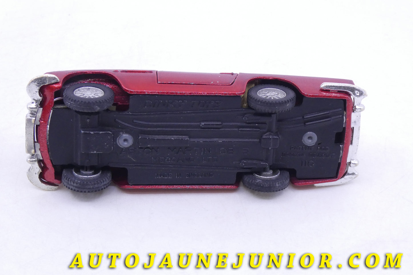 Le Dinky Toys Aston Martin DB5 est en vente sur Auto Jaune Junior ! Découvrez nos collections de diecast Tekno, Politoys, Mebetoys, Mercury, Joal, Diapet, Märklin, TootsieToys.AutoJaune Junior ; Vous avez le même jouet ? Profitez de notre expertise pour vous accompagner dans la vente de vos modèles ou votre collection ! Nous achetons tous lots de miniatures ! Contactez nous !