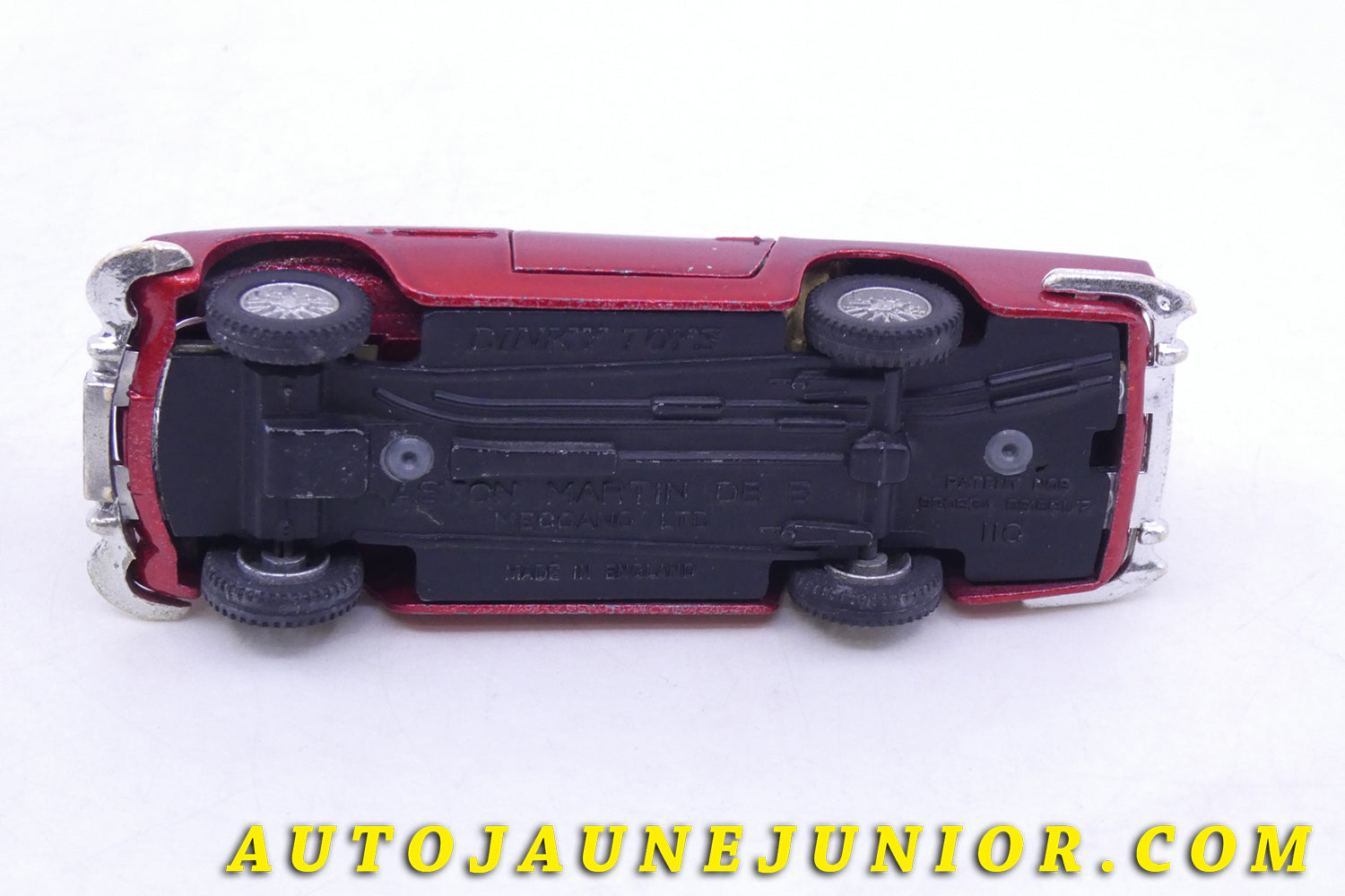 Le Dinky Toys Aston Martin DB5 est en vente sur Auto Jaune Junior ! Découvrez nos collections de diecast Tekno, Politoys, Mebetoys, Mercury, Joal, Diapet, Märklin, TootsieToys.AutoJaune Junior ; Vous avez le même jouet ? Profitez de notre expertise pour vous accompagner dans la vente de vos modèles ou votre collection ! Nous achetons tous lots de miniatures ! Contactez nous !