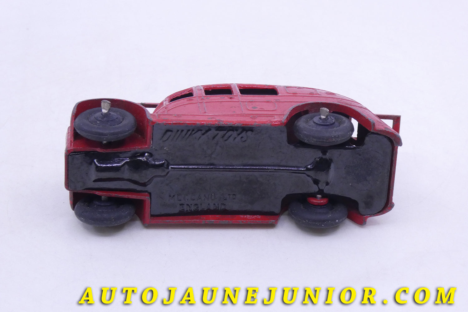 Le Dinky Toys Dennis Fourgon pompier aérodynamique est en vente sur Auto Jaune Junior ! Découvrez nos collections de diecast Tekno, Politoys, Mebetoys, Mercury, Joal, Diapet, Märklin, TootsieToys.AutoJaune Junior ; Vous avez le même jouet ? Profitez de notre expertise pour vous accompagner dans la vente de vos modèles ou votre collection ! Nous achetons tous lots de miniatures ! Contactez nous !