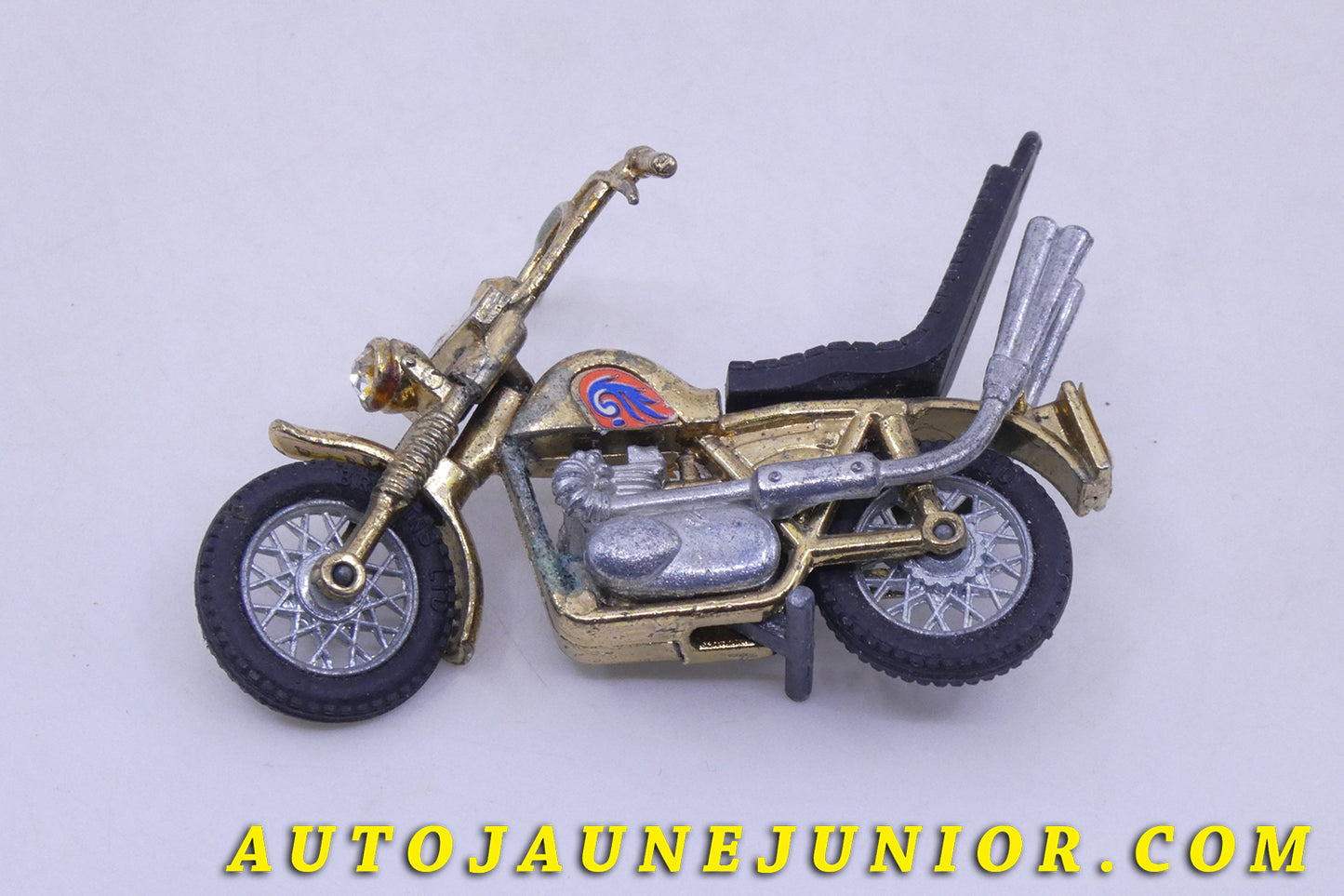 Le Britains Moto Chopper est en vente sur Auto Jaune Junior ! Découvrez nos collections de diecast Tekno, Politoys, Mebetoys, Mercury, Joal, Diapet, Märklin, TootsieToys.AutoJaune Junior ; Vous avez le même jouet ? Profitez de notre expertise pour vous accompagner dans la vente de vos modèles ou votre collection ! Nous achetons tous lots de miniatures ! Contactez nous !