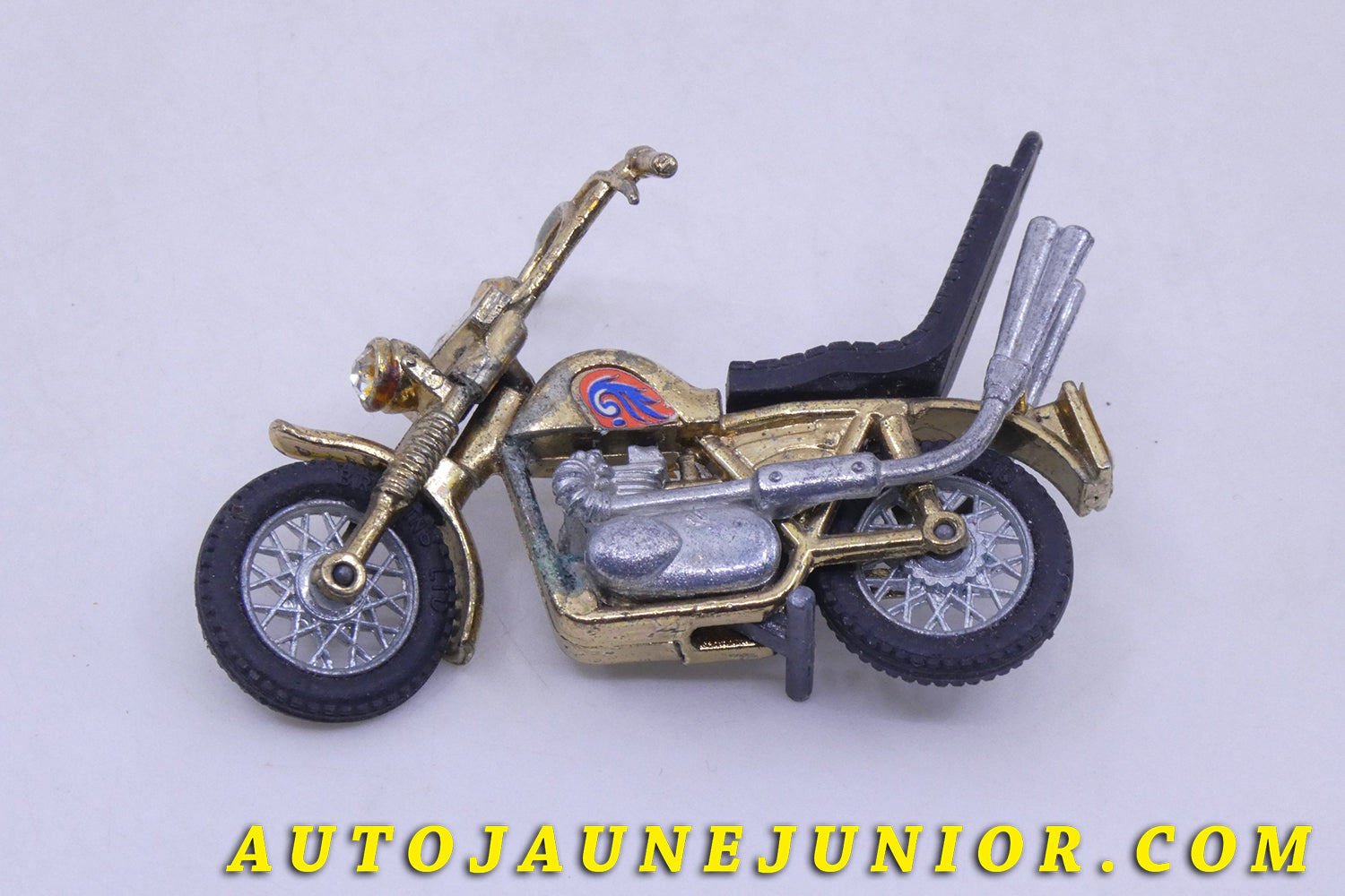 Le Britains Moto Chopper est en vente sur Auto Jaune Junior ! Découvrez nos collections de diecast Tekno, Politoys, Mebetoys, Mercury, Joal, Diapet, Märklin, TootsieToys.AutoJaune Junior ; Vous avez le même jouet ? Profitez de notre expertise pour vous accompagner dans la vente de vos modèles ou votre collection ! Nous achetons tous lots de miniatures ! Contactez nous !