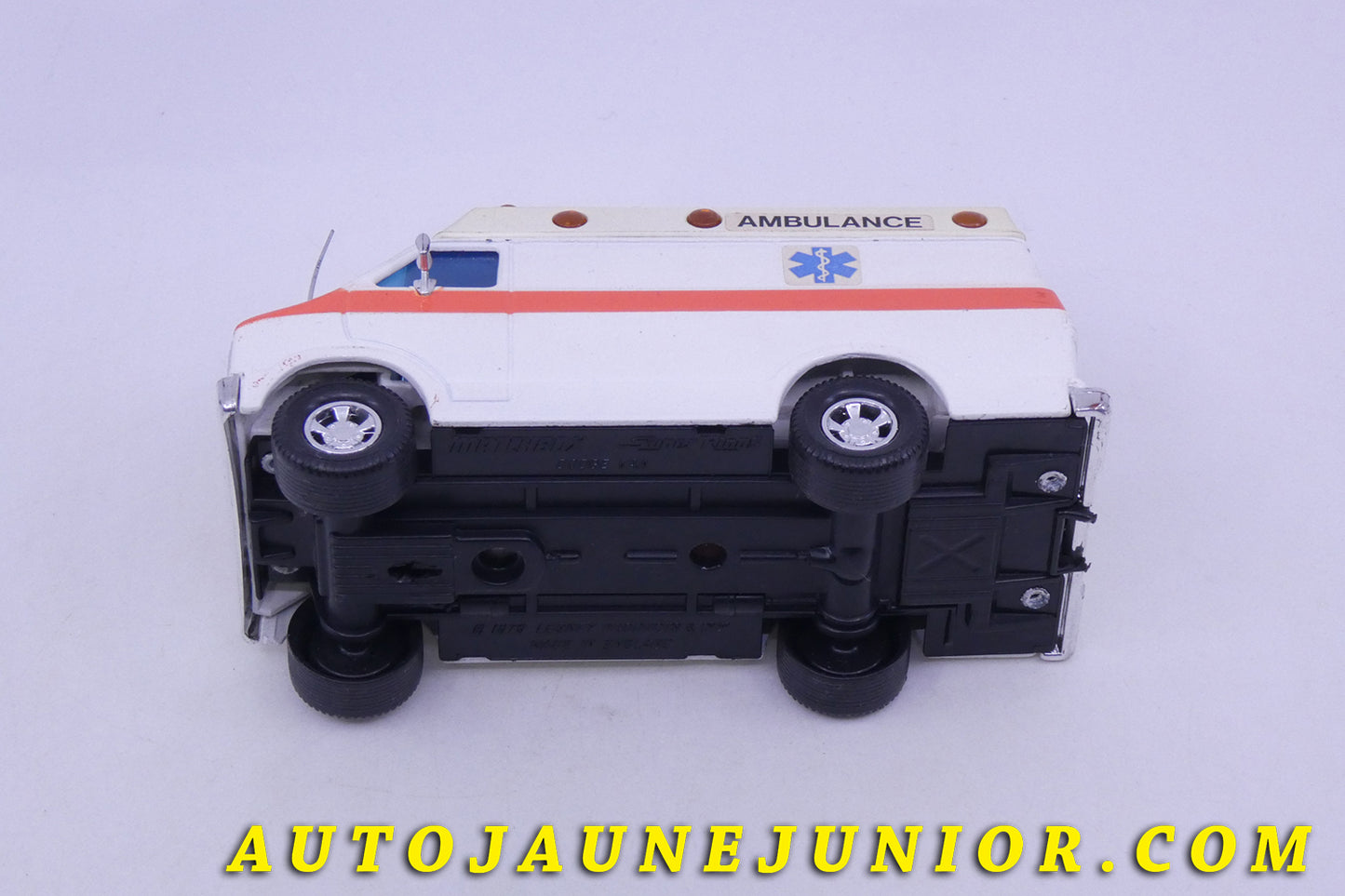 Le Matchbox Dodge Fourgon Paramédical est en vente sur Auto Jaune Junior ! Découvrez nos collections de diecast Tekno, Politoys, Mebetoys, Mercury, Joal, Diapet, Märklin, TootsieToys.AutoJaune Junior ; Vous avez le même jouet ? Profitez de notre expertise pour vous accompagner dans la vente de vos modèles ou votre collection ! Nous achetons tous lots de miniatures ! Contactez nous !