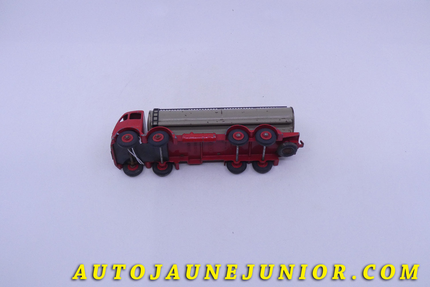 Le Dinky Toys Foden Mk2 camion citerne est en vente sur Auto Jaune Junior ! Découvrez nos collections de diecast Tekno, Politoys, Mebetoys, Mercury, Joal, Diapet, Märklin, TootsieToys.AutoJaune Junior ; Vous avez le même jouet ? Profitez de notre expertise pour vous accompagner dans la vente de vos modèles ou votre collection ! Nous achetons tous lots de miniatures ! Contactez nous !