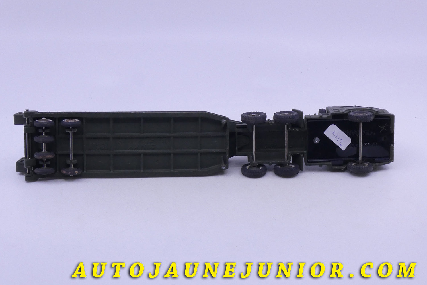 Le Dinky Toys Berliet T6 semi remorque porte char est en vente sur Auto Jaune Junior ! Découvrez nos collections de diecast Tekno, Politoys, Mebetoys, Mercury, Joal, Diapet, Märklin, TootsieToys.AutoJaune Junior ; Vous avez le même jouet ? Profitez de notre expertise pour vous accompagner dans la vente de vos modèles ou votre collection ! Nous achetons tous lots de miniatures ! Contactez nous !