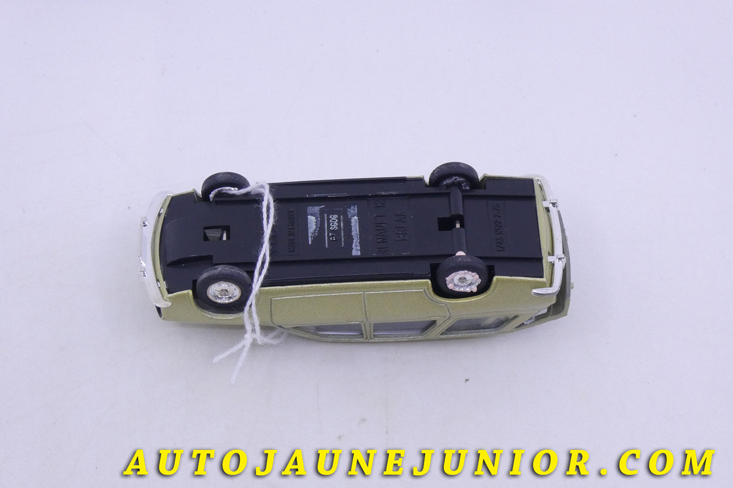 Le Solido Renault R12 Break est en vente sur Auto Jaune Junior ! Découvrez nos collections de diecast Tekno, Politoys, Mebetoys, Mercury, Joal, Diapet, Märklin, TootsieToys.AutoJaune Junior ; Vous avez le même jouet ? Profitez de notre expertise pour vous accompagner dans la vente de vos modèles ou votre collection ! Nous achetons tous lots de miniatures ! Contactez nous !