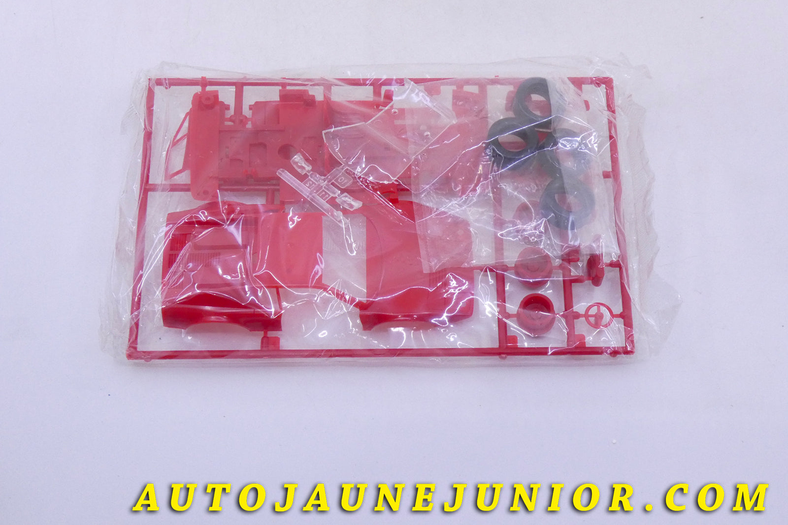 Le Entex Ferrari GT4 BB est en vente sur Auto Jaune Junior ! Découvrez nos collections de diecast Tekno, Politoys, Mebetoys, Mercury, Joal, Diapet, Märklin, TootsieToys.AutoJaune Junior ; Vous avez le même jouet ? Profitez de notre expertise pour vous accompagner dans la vente de vos modèles ou votre collection ! Nous achetons tous lots de miniatures ! Contactez nous !