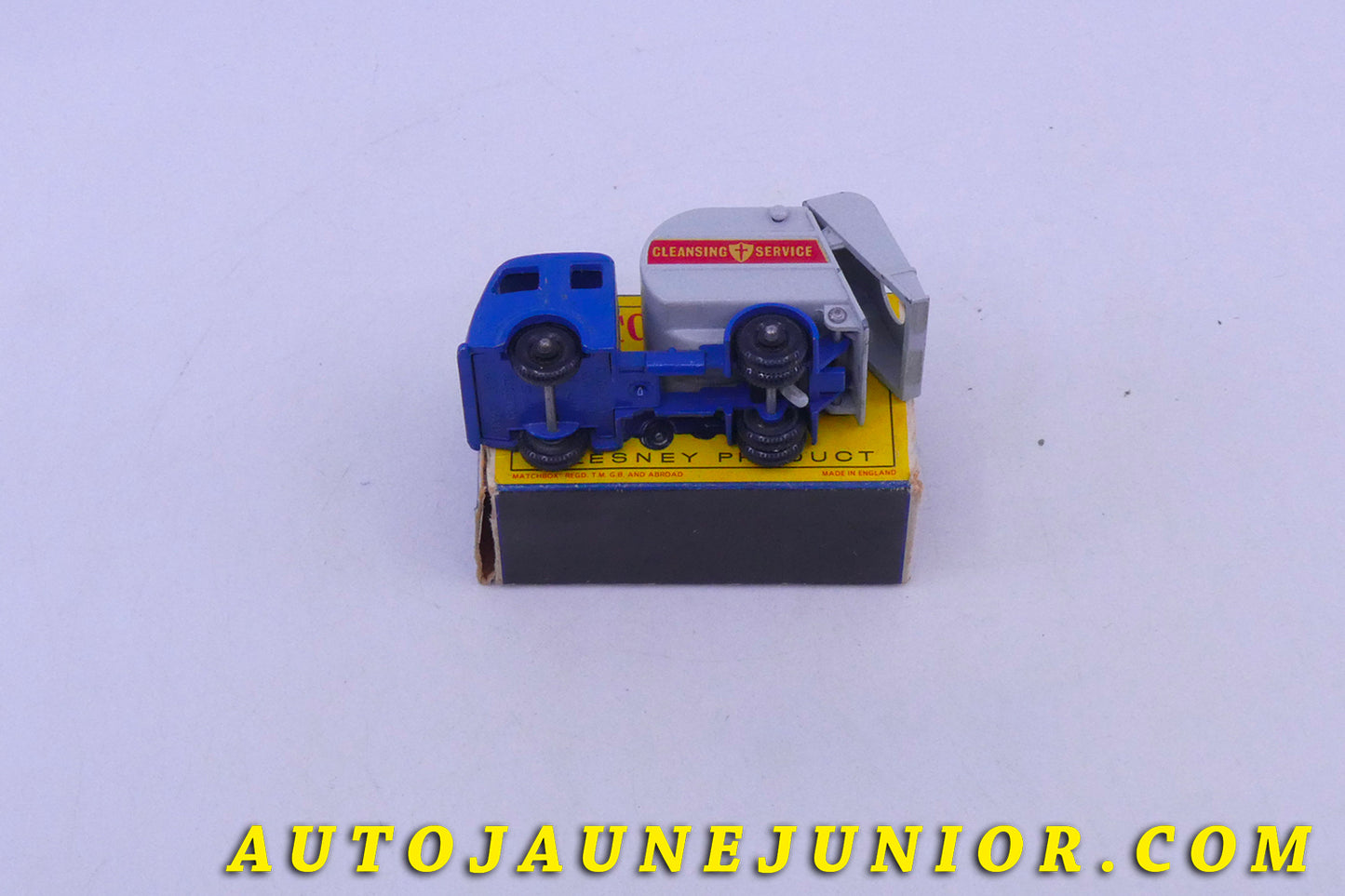 Le Matchbox Dennis Camion Benne à ordures Tippax "Cleaning Service" est en vente sur Auto Jaune Junior ! Découvrez nos collections de diecast Tekno, Politoys, Mebetoys, Mercury, Joal, Diapet, Märklin, TootsieToys.AutoJaune Junior ; Vous avez le même jouet ? Profitez de notre expertise pour vous accompagner dans la vente de vos modèles ou votre collection ! Nous achetons tous lots de miniatures ! Contactez nous !