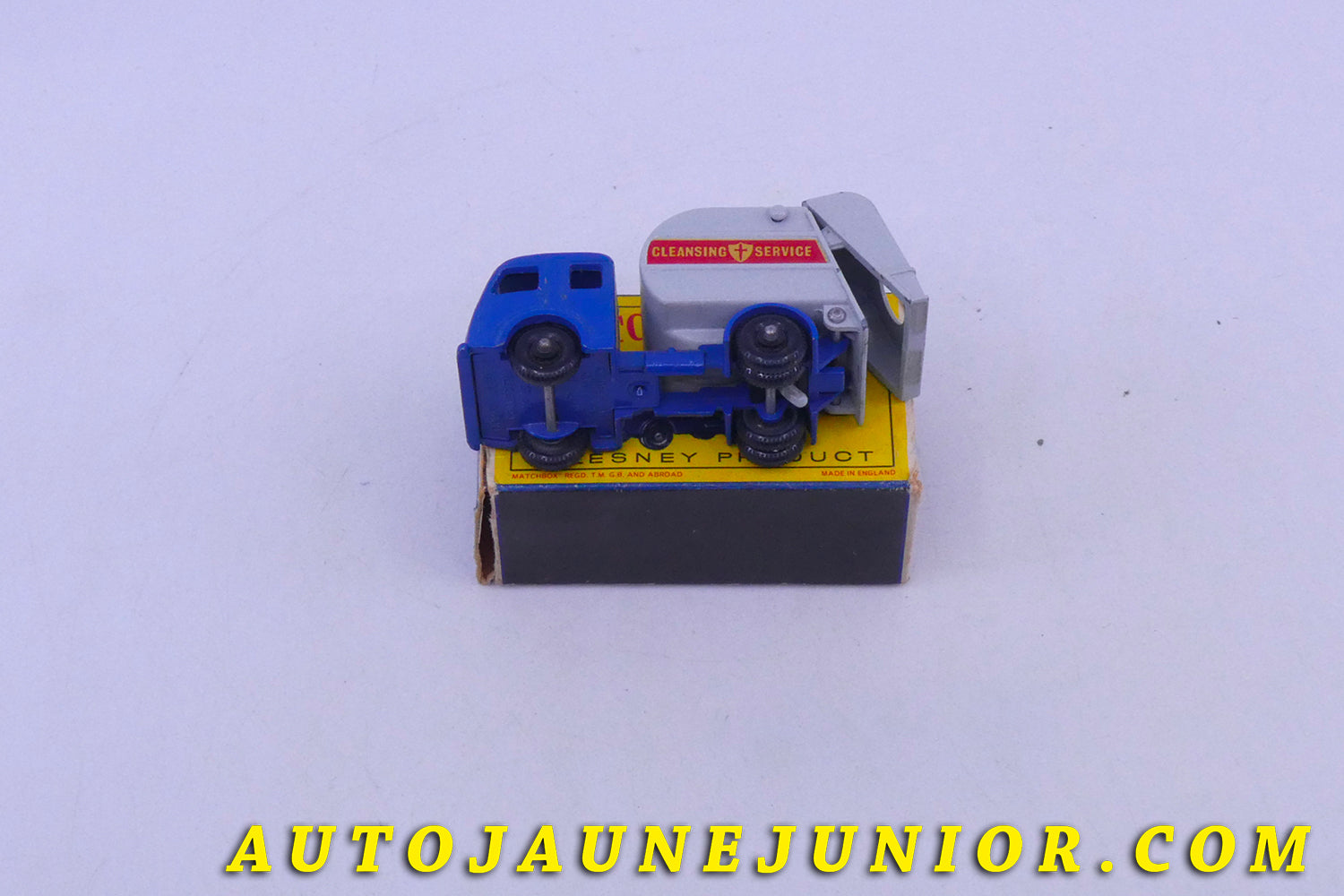 Le Matchbox Dennis Camion Benne à ordures Tippax "Cleaning Service" est en vente sur Auto Jaune Junior ! Découvrez nos collections de diecast Tekno, Politoys, Mebetoys, Mercury, Joal, Diapet, Märklin, TootsieToys.AutoJaune Junior ; Vous avez le même jouet ? Profitez de notre expertise pour vous accompagner dans la vente de vos modèles ou votre collection ! Nous achetons tous lots de miniatures ! Contactez nous !