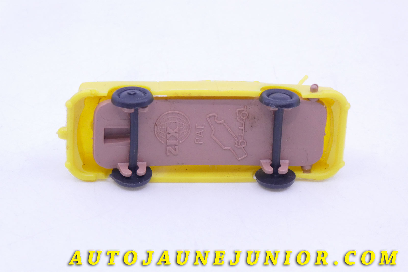 Le #1984 - Zix - Peugeot - 404 Berline est en vente sur Auto Jaune Junior ! Tekno, Politoys, Mebetoys, Mercury, Joal, Diapet, Märklin, TootsieToys.Vous avez le même jouet ? Profitez de notre expertise pour vous accompagner dans la vente de vos modèles ou votre collection ! Nous achetons tous lots de miniatures ! Contactez nous ! contact@autojaunejunior.com. 