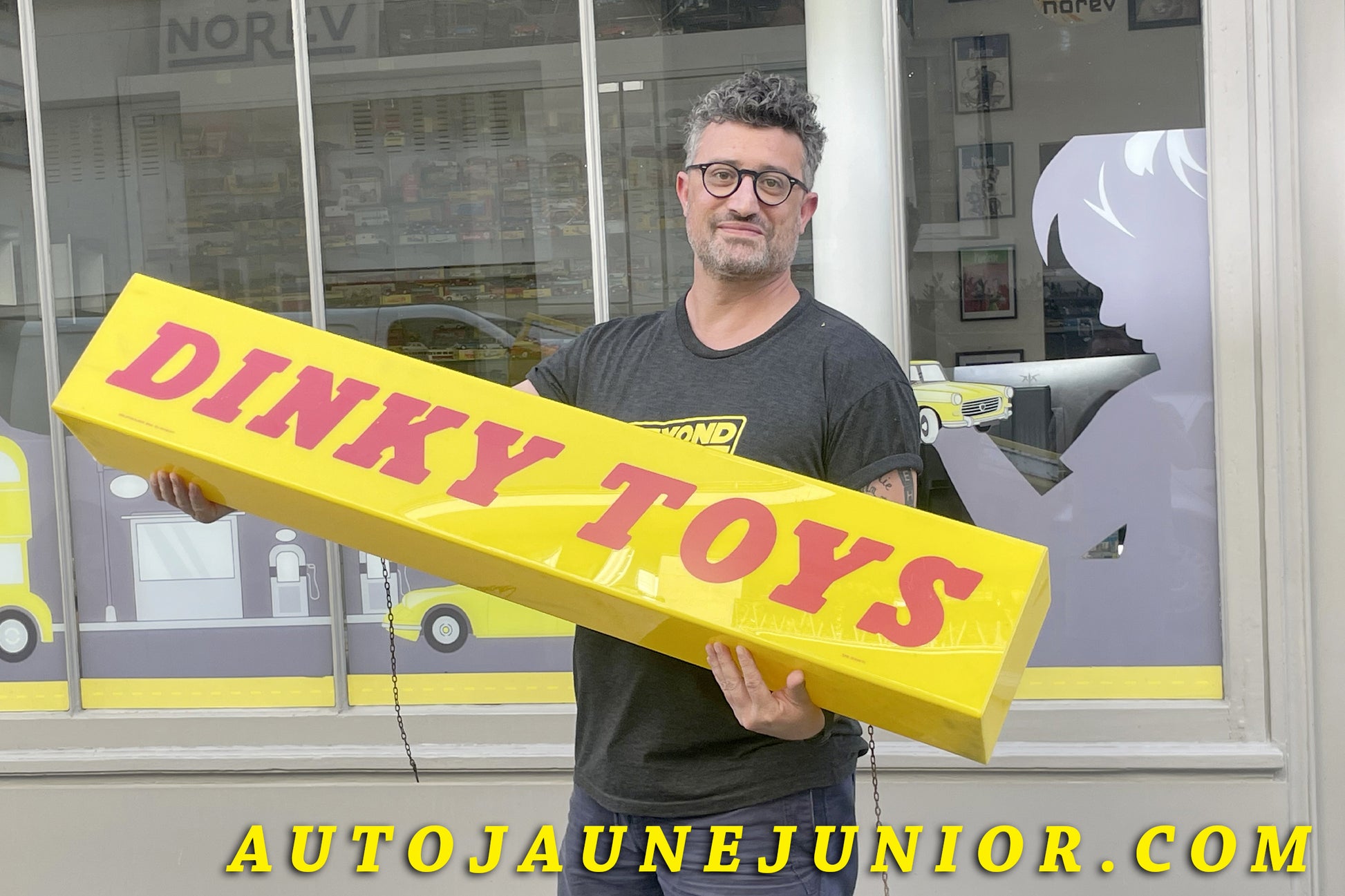 Le Dinky Toys Aucun Enseigne Dinky Toys Néon est en vente sur Auto Jaune Junior ! Découvrez nos collections de diecast Tekno, Politoys, Mebetoys, Mercury, Joal, Diapet, Märklin, TootsieToys.AutoJaune Junior ; Vous avez le même jouet ? Profitez de notre expertise pour vous accompagner dans la vente de vos modèles ou votre collection ! Nous achetons tous lots de miniatures ! Contactez nous !