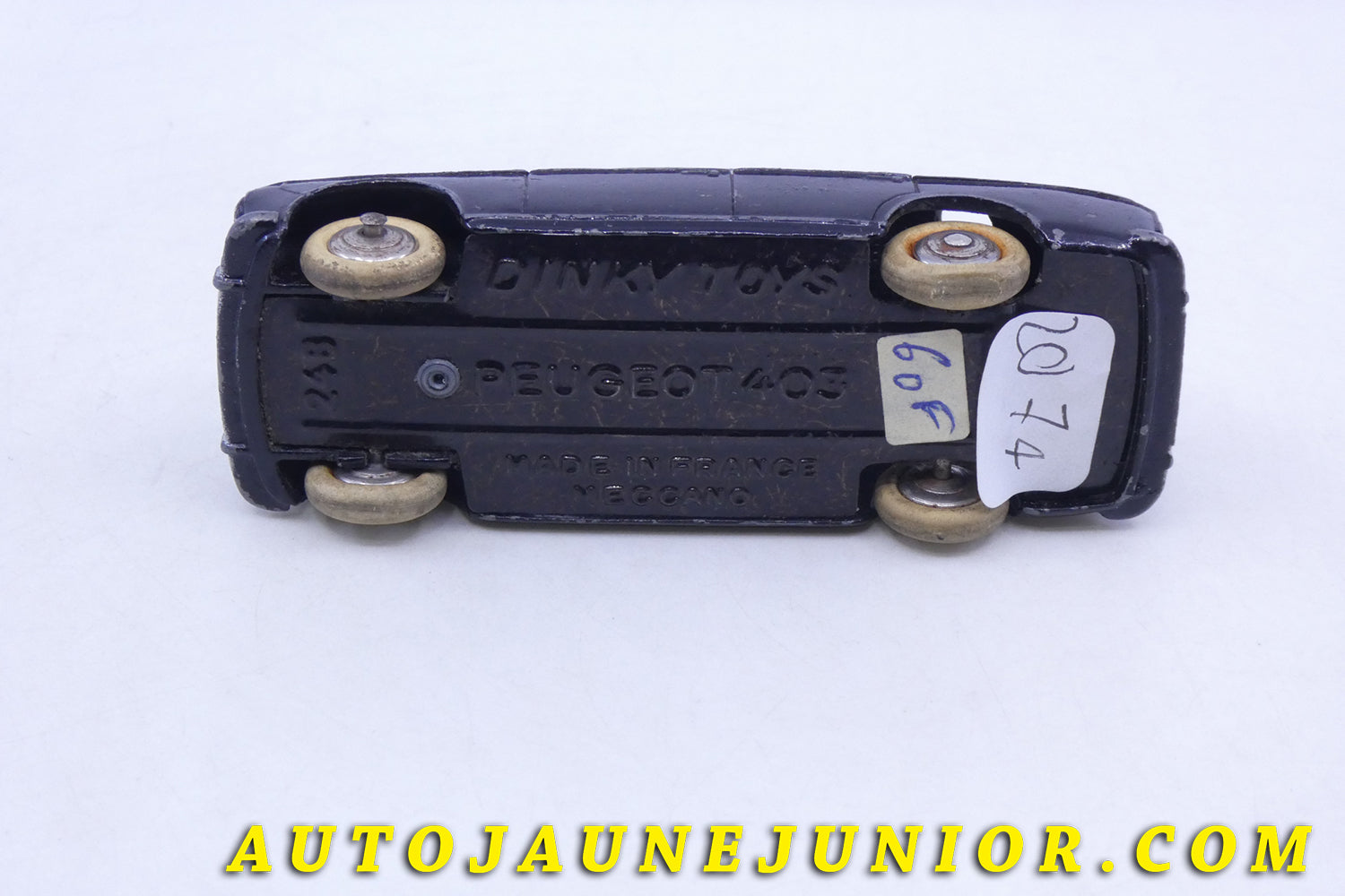 Le Dinky Toys Peugeot 403 est en vente sur Auto Jaune Junior ! Découvrez nos collections de diecast Tekno, Politoys, Mebetoys, Mercury, Joal, Diapet, Märklin, TootsieToys.AutoJaune Junior ; Vous avez le même jouet ? Profitez de notre expertise pour vous accompagner dans la vente de vos modèles ou votre collection ! Nous achetons tous lots de miniatures ! Contactez nous !
