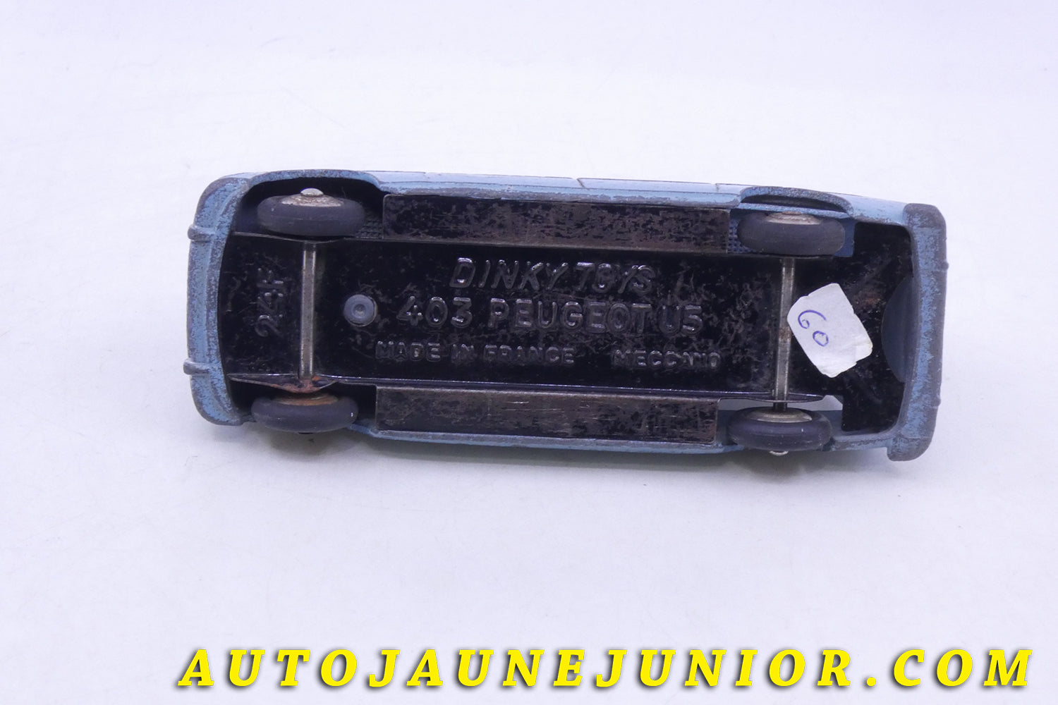 Le Dinky Toys Peugeot 403 Break Familial est en vente sur Auto Jaune Junior ! Découvrez nos collections de diecast Tekno, Politoys, Mebetoys, Mercury, Joal, Diapet, Märklin, TootsieToys.AutoJaune Junior ; Vous avez le même jouet ? Profitez de notre expertise pour vous accompagner dans la vente de vos modèles ou votre collection ! Nous achetons tous lots de miniatures ! Contactez nous !