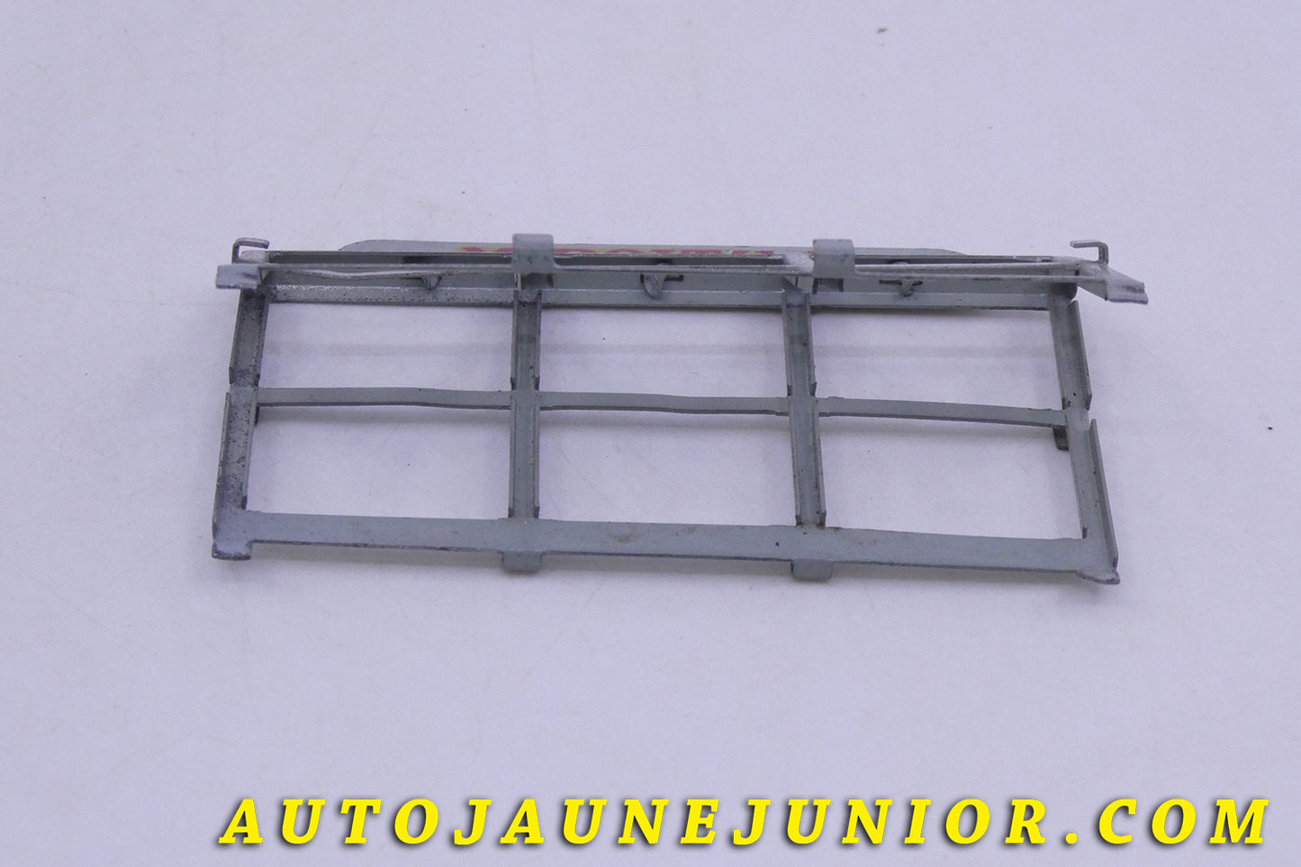 Le Dinky Toys Simca Support de Miroirs -  Saint Gobain est en vente sur Auto Jaune Junior ! Découvrez nos collections de diecast Tekno, Politoys, Mebetoys, Mercury, Joal, Diapet, Märklin, TootsieToys.AutoJaune Junior ; Vous avez le même jouet ? Profitez de notre expertise pour vous accompagner dans la vente de vos modèles ou votre collection ! Nous achetons tous lots de miniatures ! Contactez nous !