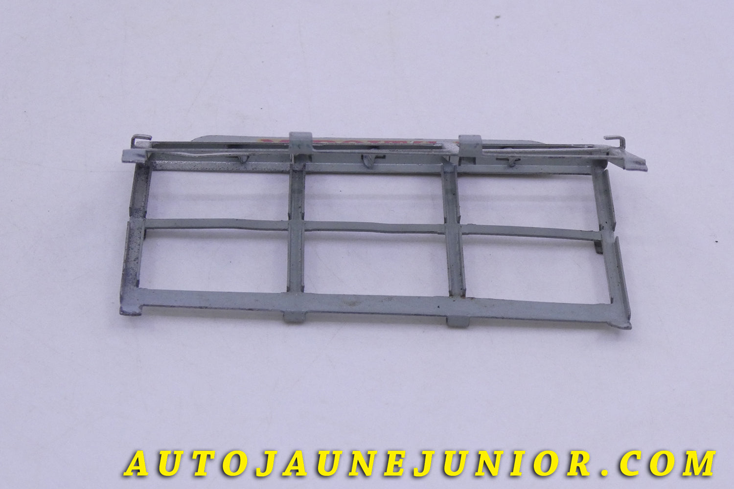 Le Dinky Toys Simca Support de Miroirs -  Saint Gobain est en vente sur Auto Jaune Junior ! Découvrez nos collections de diecast Tekno, Politoys, Mebetoys, Mercury, Joal, Diapet, Märklin, TootsieToys.AutoJaune Junior ; Vous avez le même jouet ? Profitez de notre expertise pour vous accompagner dans la vente de vos modèles ou votre collection ! Nous achetons tous lots de miniatures ! Contactez nous !