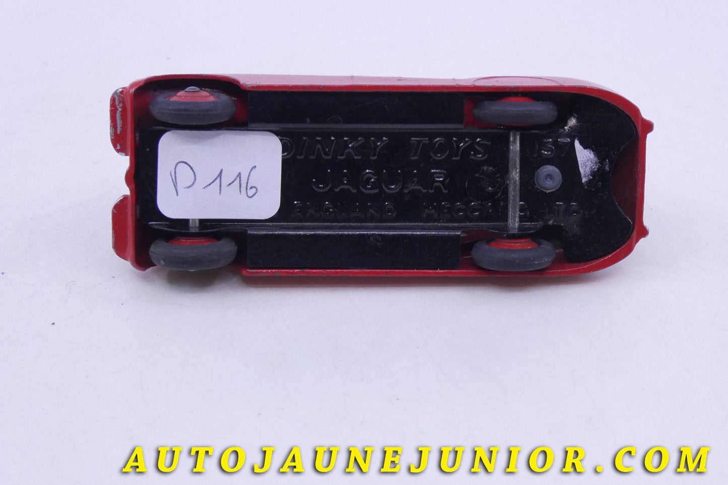 Le Dinky Toys Jaguar XK 120 Coupé est en vente sur Auto Jaune Junior ! Découvrez nos collections de diecast Tekno, Politoys, Mebetoys, Mercury, Joal, Diapet, Märklin, TootsieToys.AutoJaune Junior ; Vous avez le même jouet ? Profitez de notre expertise pour vous accompagner dans la vente de vos modèles ou votre collection ! Nous achetons tous lots de miniatures ! Contactez nous !