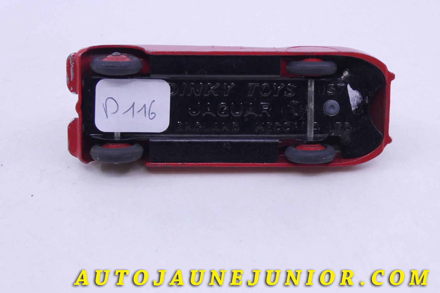 Le Dinky Toys Jaguar XK 120 Coupé est en vente sur Auto Jaune Junior ! Découvrez nos collections de diecast Tekno, Politoys, Mebetoys, Mercury, Joal, Diapet, Märklin, TootsieToys.AutoJaune Junior ; Vous avez le même jouet ? Profitez de notre expertise pour vous accompagner dans la vente de vos modèles ou votre collection ! Nous achetons tous lots de miniatures ! Contactez nous !