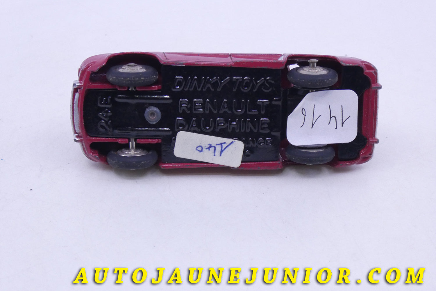 Le Dinky Toys Renault Dauphine est en vente sur Auto Jaune Junior ! Découvrez nos collections de diecast Tekno, Politoys, Mebetoys, Mercury, Joal, Diapet, Märklin, TootsieToys.AutoJaune Junior ; Vous avez le même jouet ? Profitez de notre expertise pour vous accompagner dans la vente de vos modèles ou votre collection ! Nous achetons tous lots de miniatures ! Contactez nous !