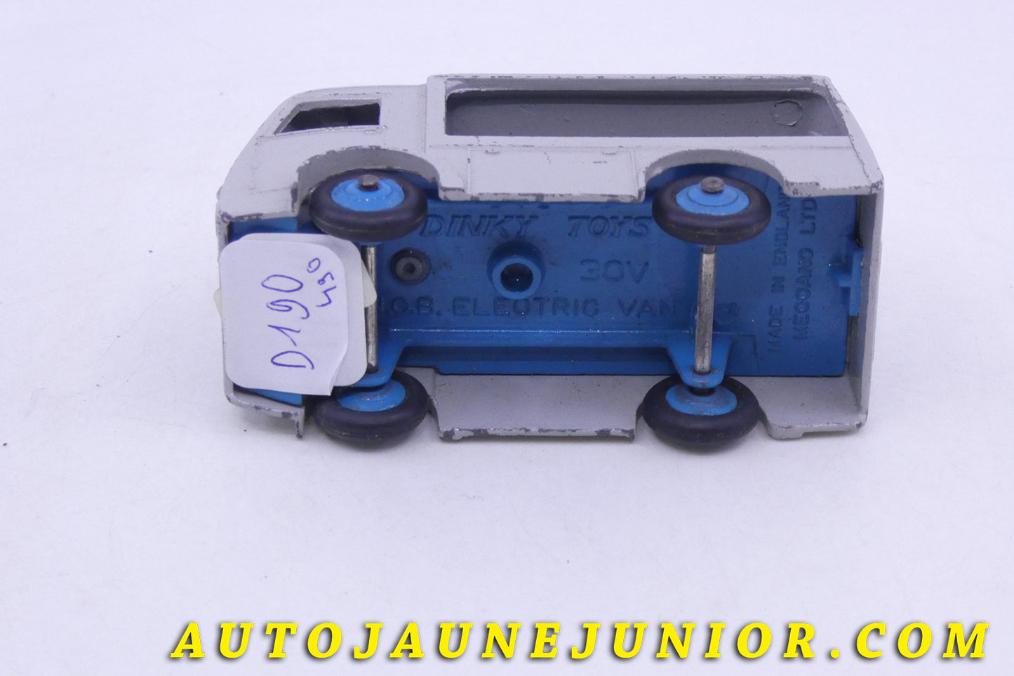 Le Dinky Toys Walker Camionnette électrique NCB Expres Dairy est en vente sur Auto Jaune Junior ! Découvrez nos collections de diecast Tekno, Politoys, Mebetoys, Mercury, Joal, Diapet, Märklin, TootsieToys.AutoJaune Junior ; Vous avez le même jouet ? Profitez de notre expertise pour vous accompagner dans la vente de vos modèles ou votre collection ! Nous achetons tous lots de miniatures ! Contactez nous !