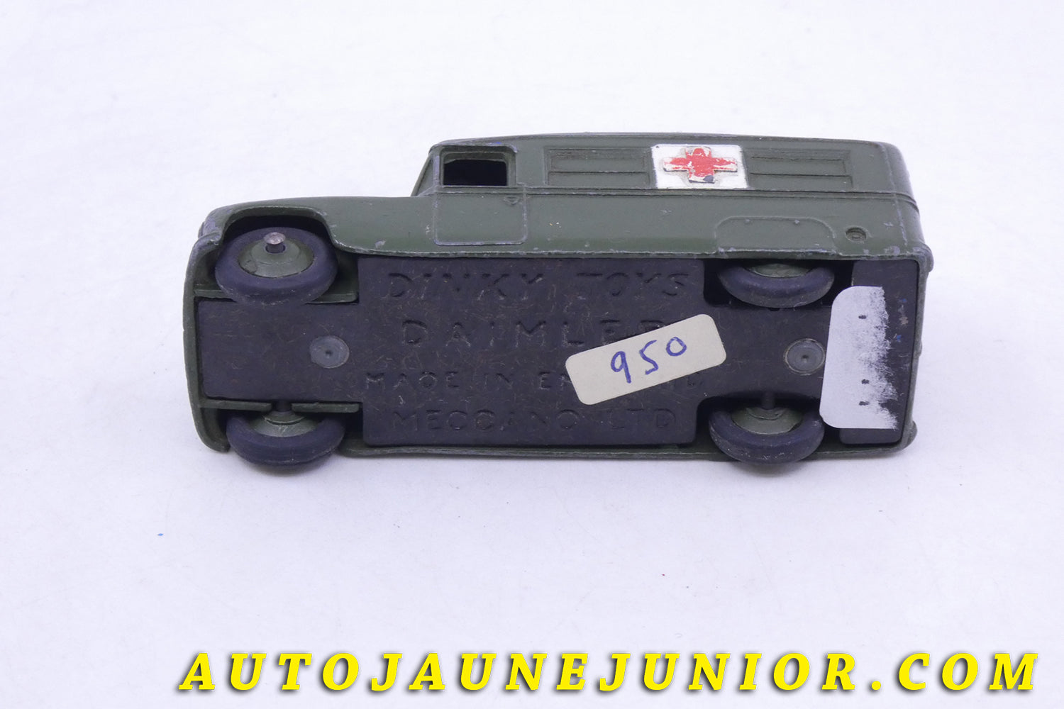Le Dinky Toys Daimler Ambulance militaire (marché américain) est en vente sur Auto Jaune Junior ! Découvrez nos collections de diecast Tekno, Politoys, Mebetoys, Mercury, Joal, Diapet, Märklin, TootsieToys.AutoJaune Junior ; Vous avez le même jouet ? Profitez de notre expertise pour vous accompagner dans la vente de vos modèles ou votre collection ! Nous achetons tous lots de miniatures ! Contactez nous !