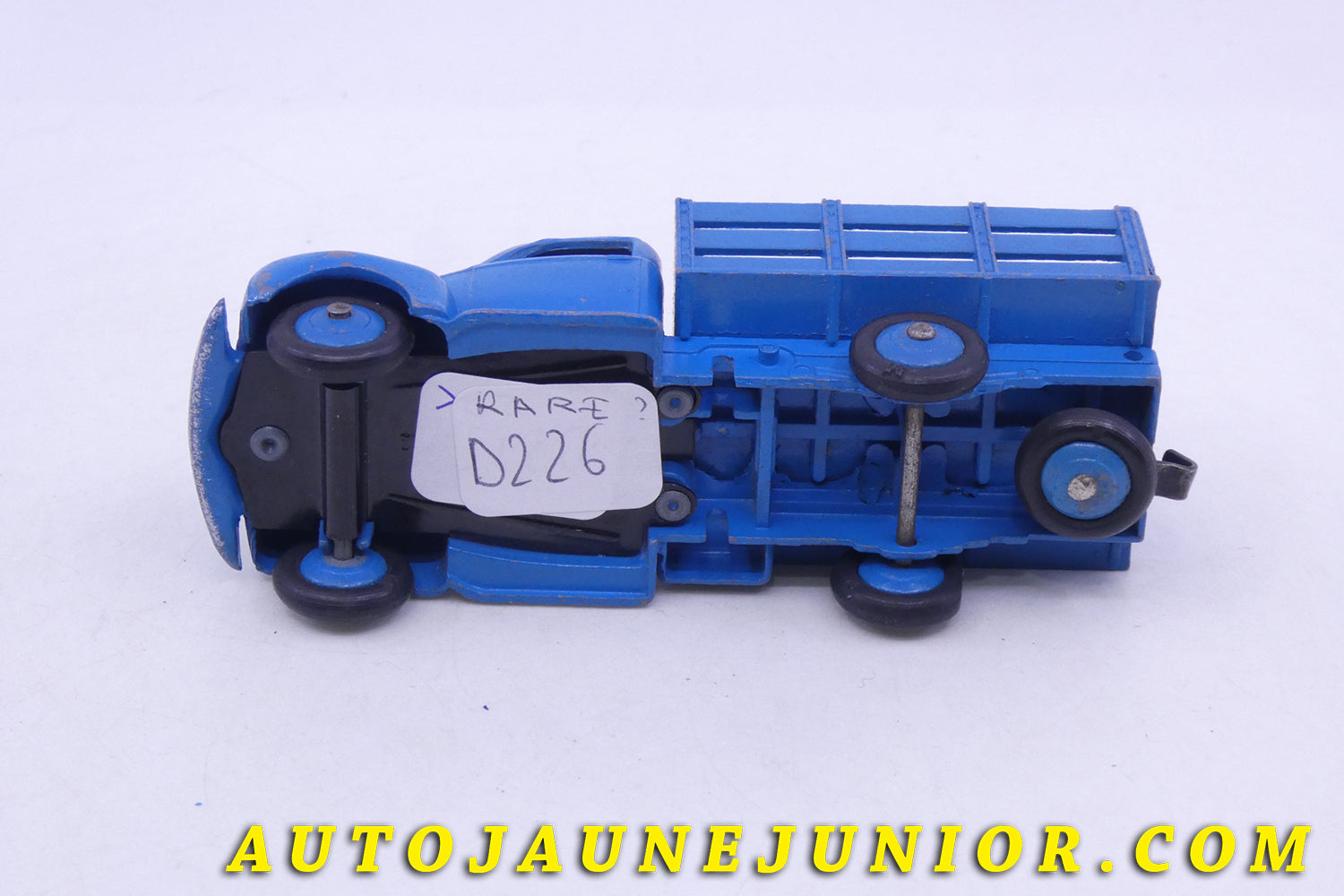 Le Dinky Toys Studebaker Tapissière Type 3 est en vente sur Auto Jaune Junior ! Découvrez nos collections de diecast Tekno, Politoys, Mebetoys, Mercury, Joal, Diapet, Märklin, TootsieToys.AutoJaune Junior ; Vous avez le même jouet ? Profitez de notre expertise pour vous accompagner dans la vente de vos modèles ou votre collection ! Nous achetons tous lots de miniatures ! Contactez nous !