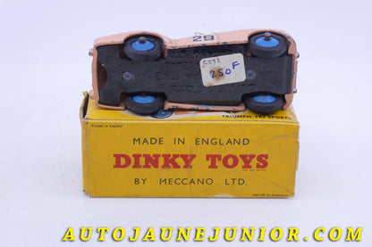 Le Dinky Toys Triumph Cabriolet TR2 Sport est en vente sur Auto Jaune Junior ! Découvrez nos collections de diecast Tekno, Politoys, Mebetoys, Mercury, Joal, Diapet, Märklin, TootsieToys.AutoJaune Junior ; Vous avez le même jouet ? Profitez de notre expertise pour vous accompagner dans la vente de vos modèles ou votre collection ! Nous achetons tous lots de miniatures ! Contactez nous !
